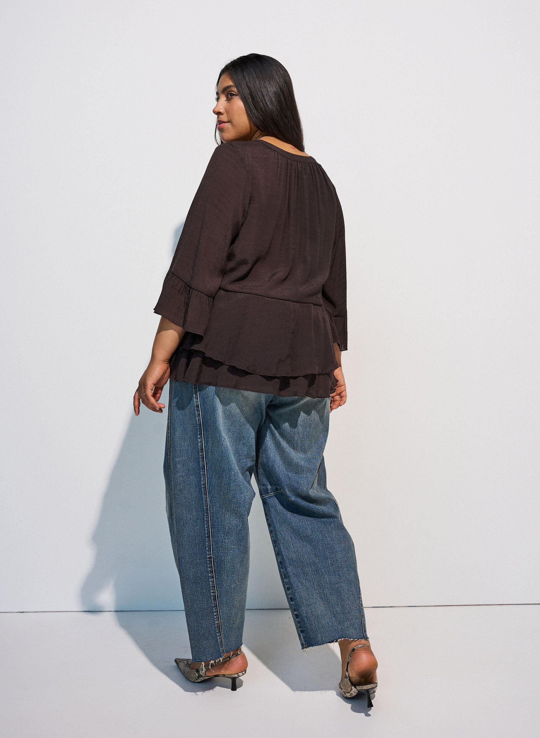ZizziBlouse &agrave; manches 3/4 et volants, Marron, Model image number 2