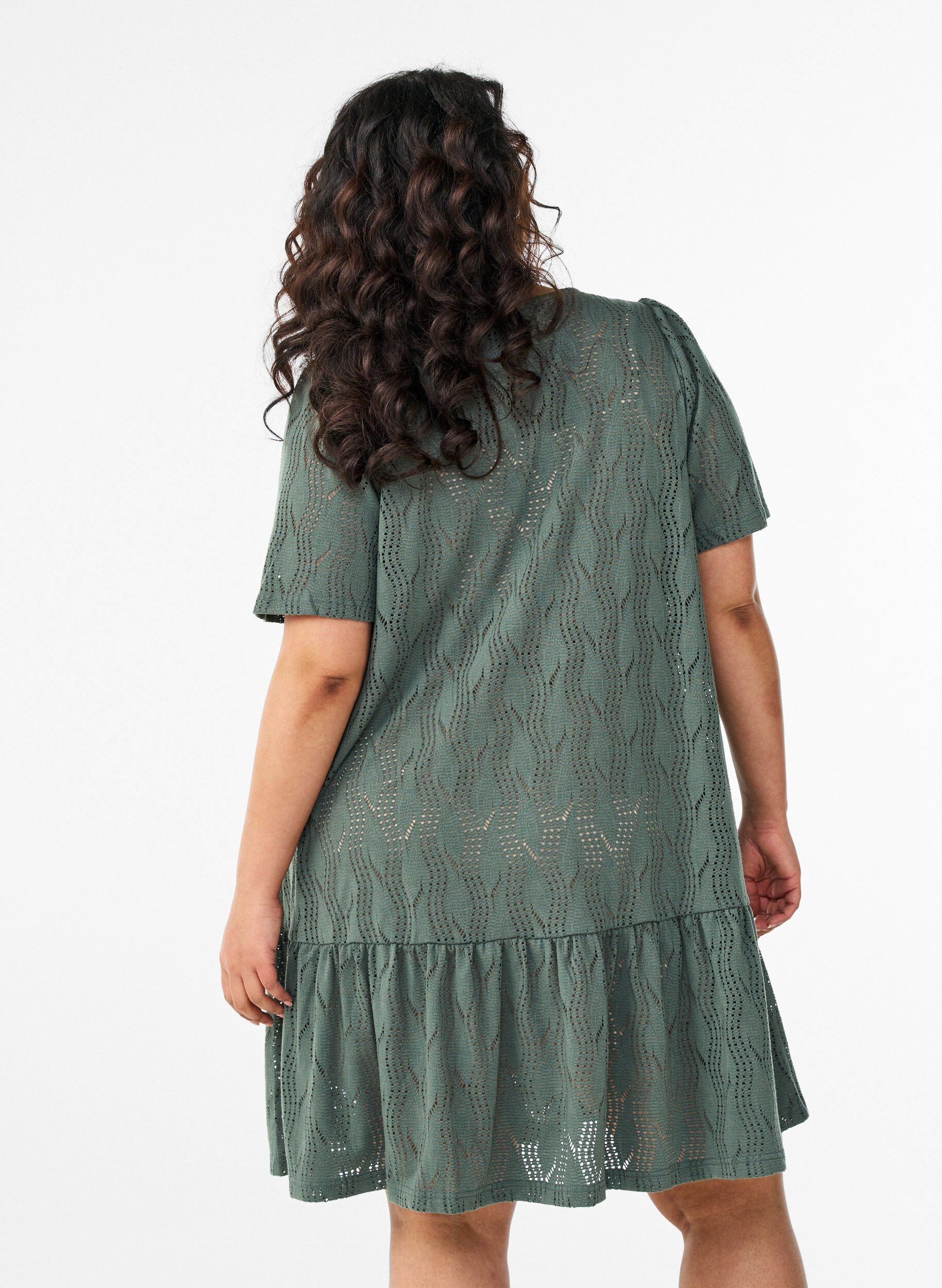 Zizzi Robe courte en jersey avec broderie ajour&eacute;e, Vert fonc&eacute;, Model image number 2