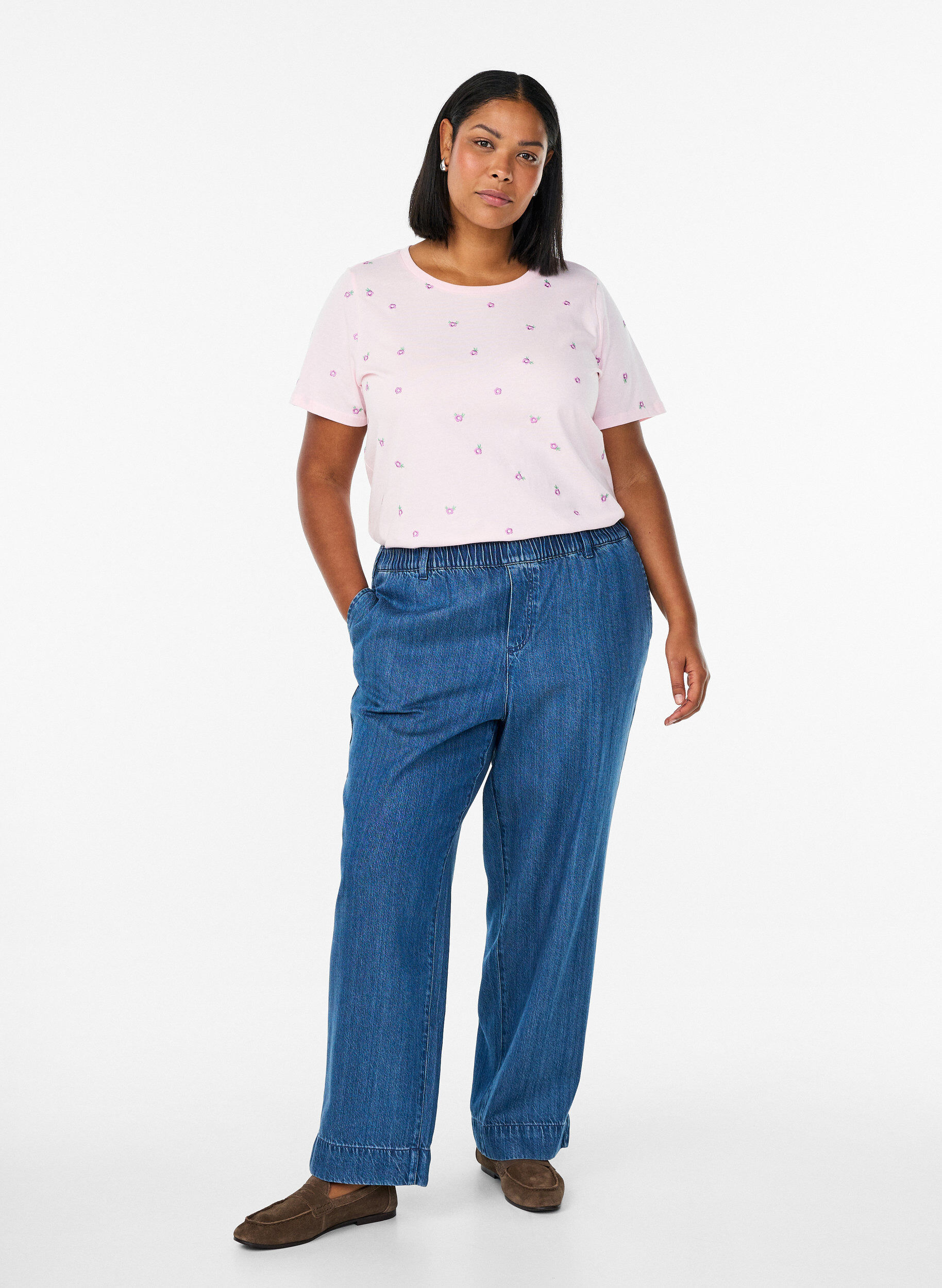 Zizzi T-shirt en coton biologique avec motifs brod&eacute;s, Rose, Model image number 1