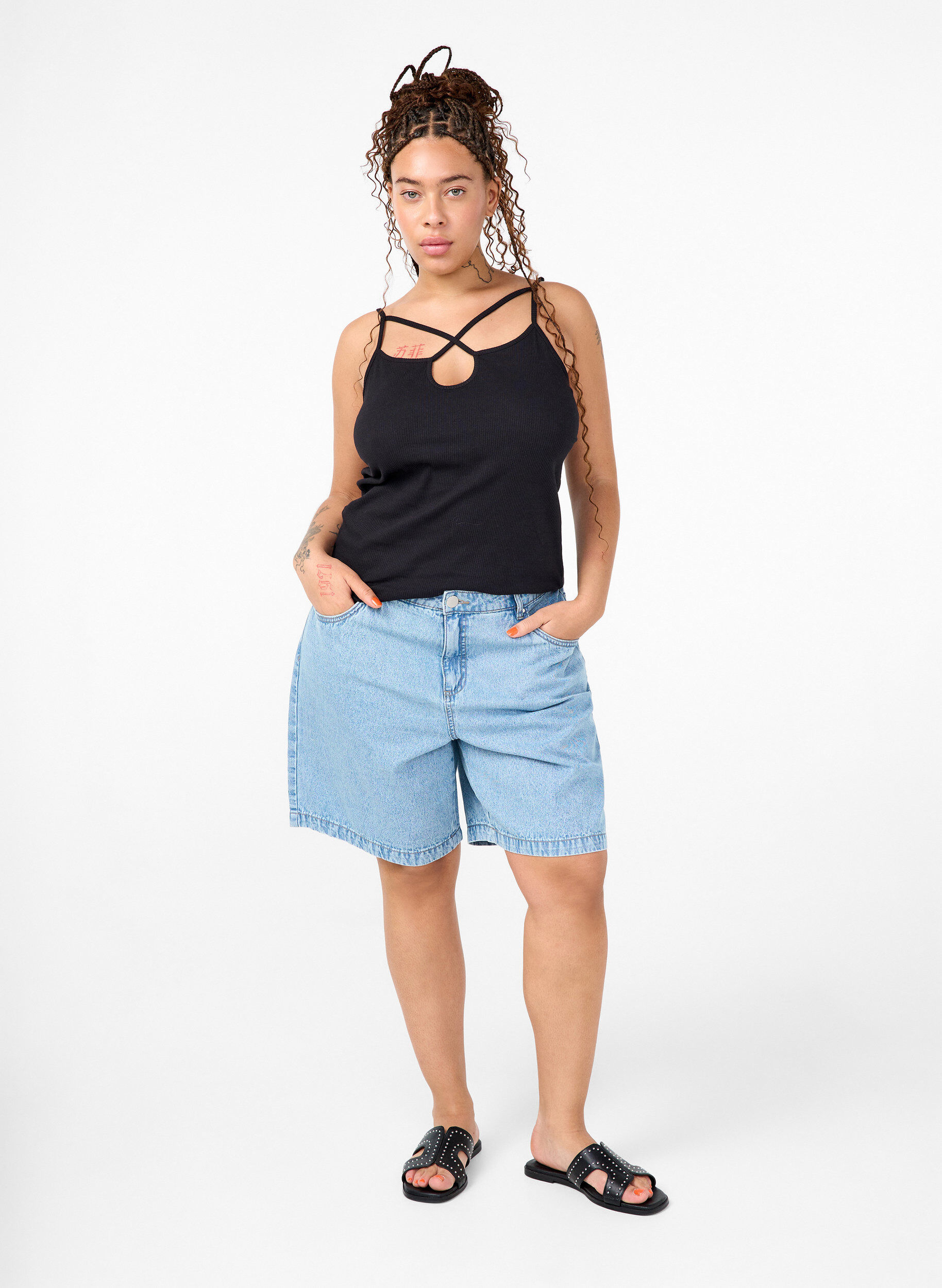 Zizzi Haut c&ocirc;tel&eacute; en coton biologique avec d&eacute;tail en forme de croix, Black, Model image number 2