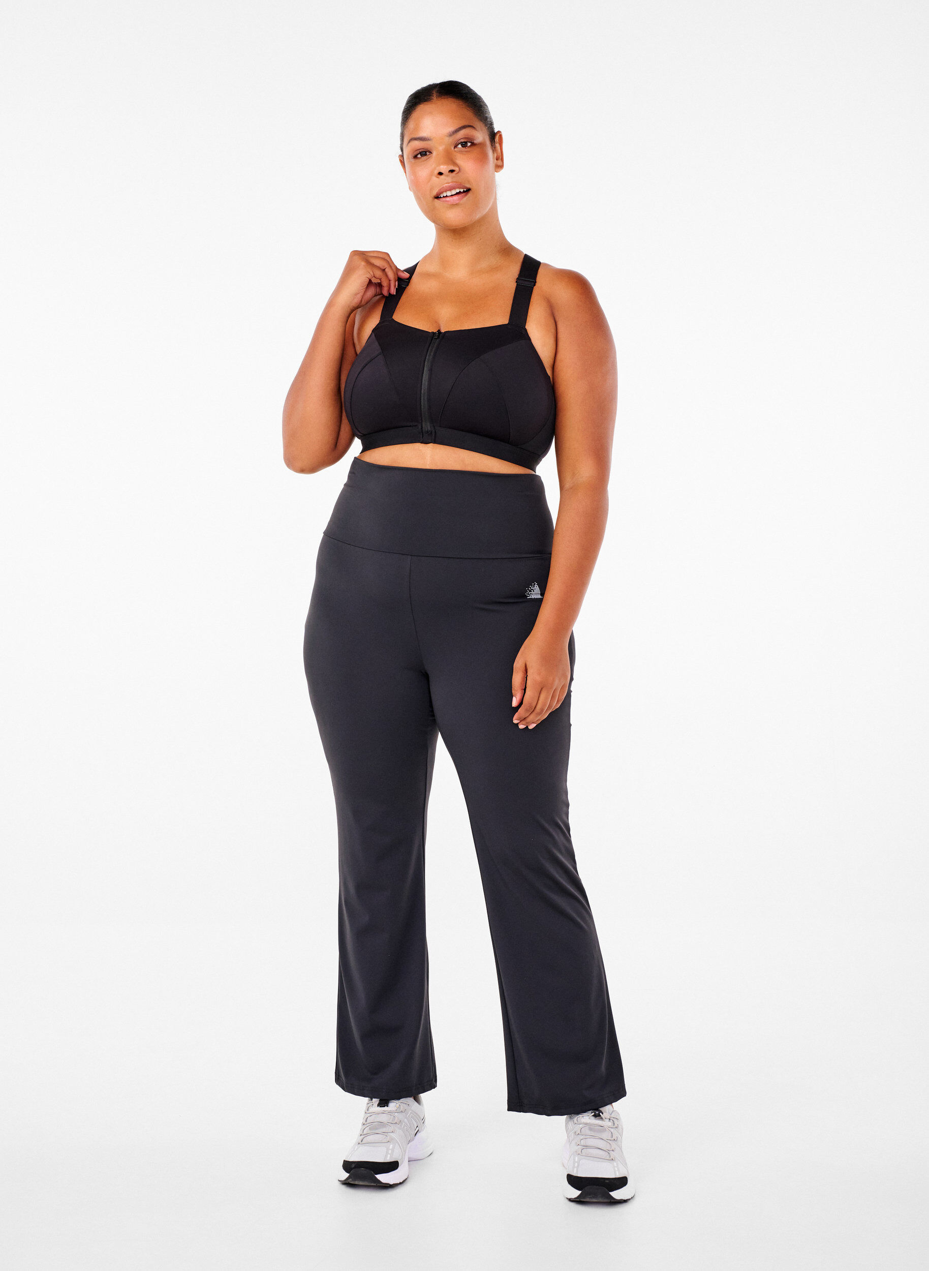 Zizzi Pantalon d'entra&icirc;nement &eacute;vas&eacute; &agrave; taille haute, Noir, Model image number 1