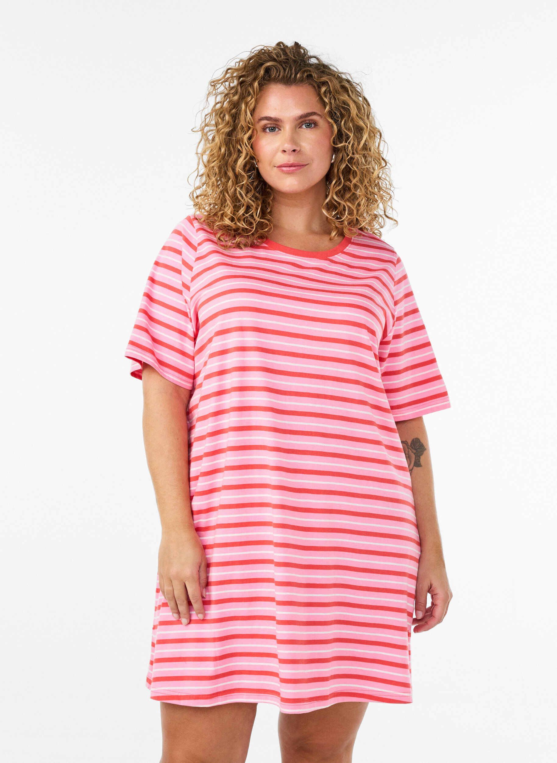 ZizziT-shirt long oversize ray&eacute; en coton bio, Rose, Model image number 0