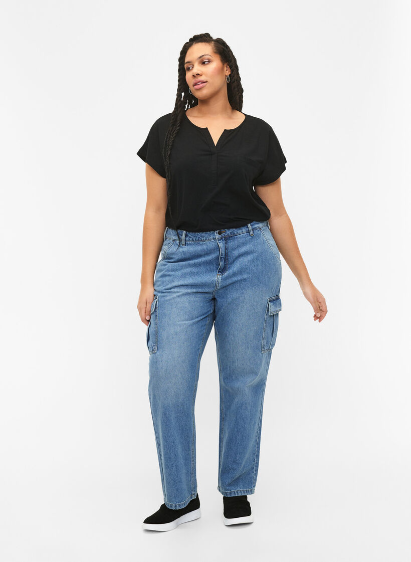 T-shirt à col en V avec poche sur la poitrine, Black, Model image number 2