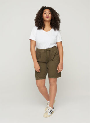 Short ample avec poches en coton, Ivy Green, Model image number 2