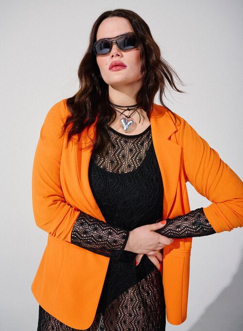 Blazer orange avec robe en dentelle, , Model