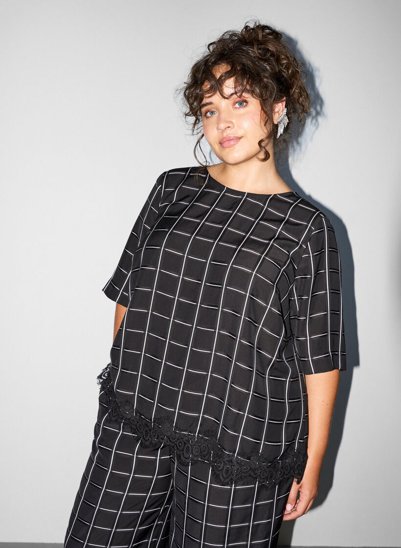 Blouse met ruitjes, kanten afwerking en ellebooglange mouwen, Zwart, Model image number 0