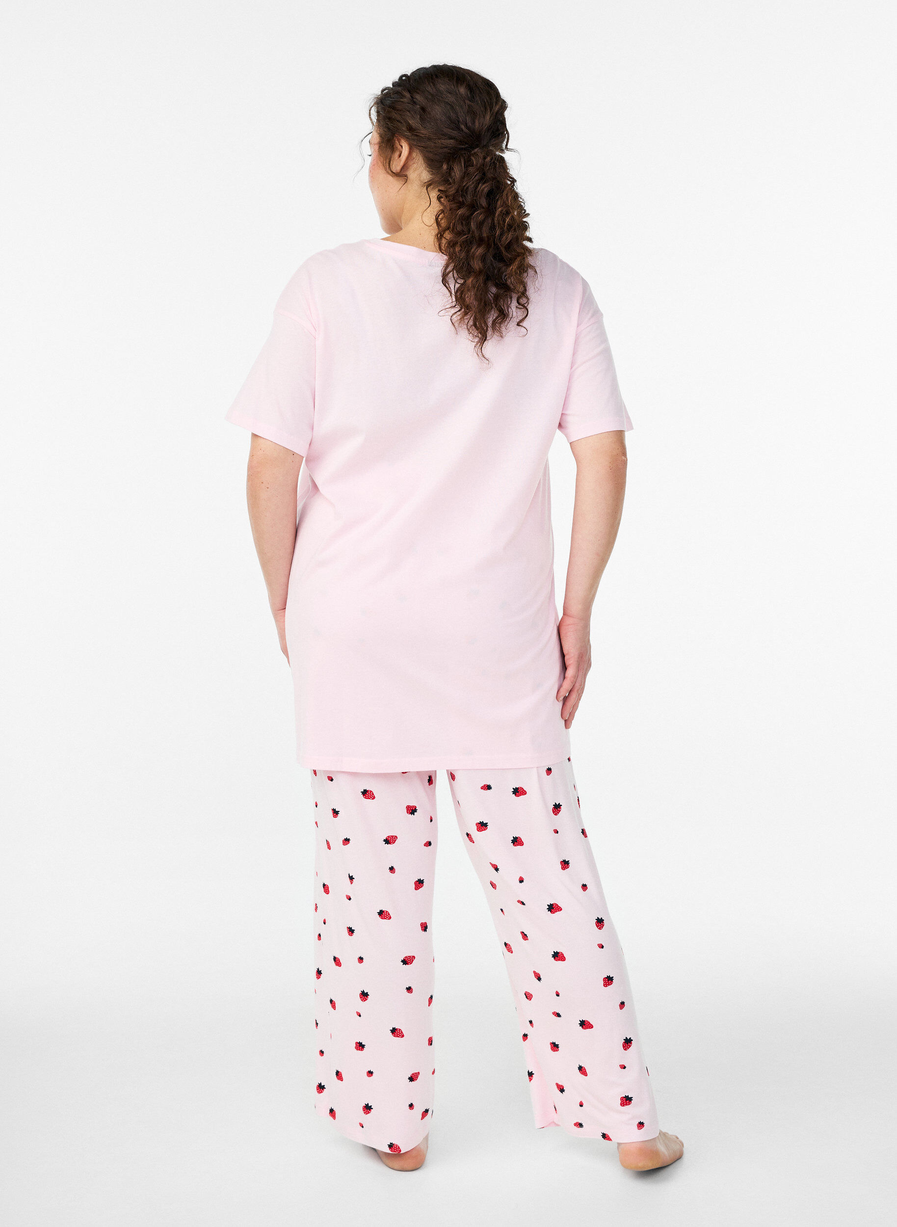 Zizzi T-shirt de nuit long en coton bio avec imprim&eacute;, Rose poudr&eacute;e, Model image number 2