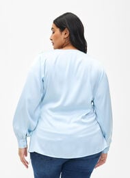 Feestelijke blouse van satijn met overslag, Delicate Blue, Model