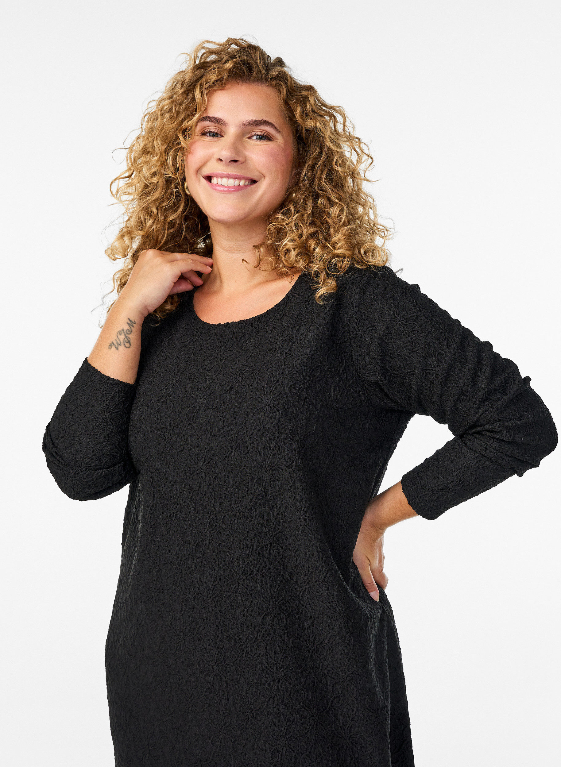ZizziGebloemde textuurjurk met lange mouwen, Zwart, Model image number 2