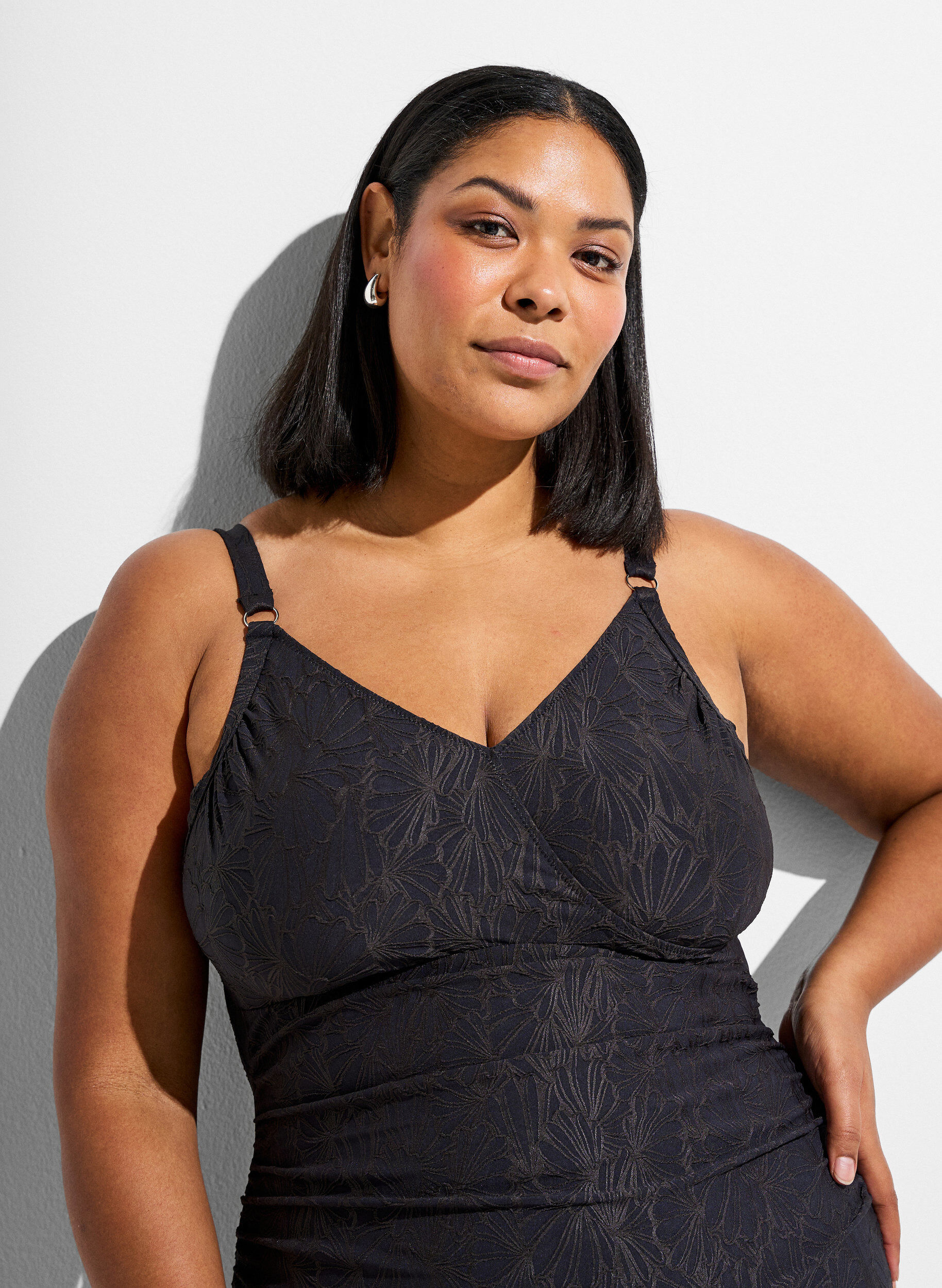 ZizziBadpak met wikkeldetail en ton-sur-ton bloementextuur, Grijs, Model image number 2