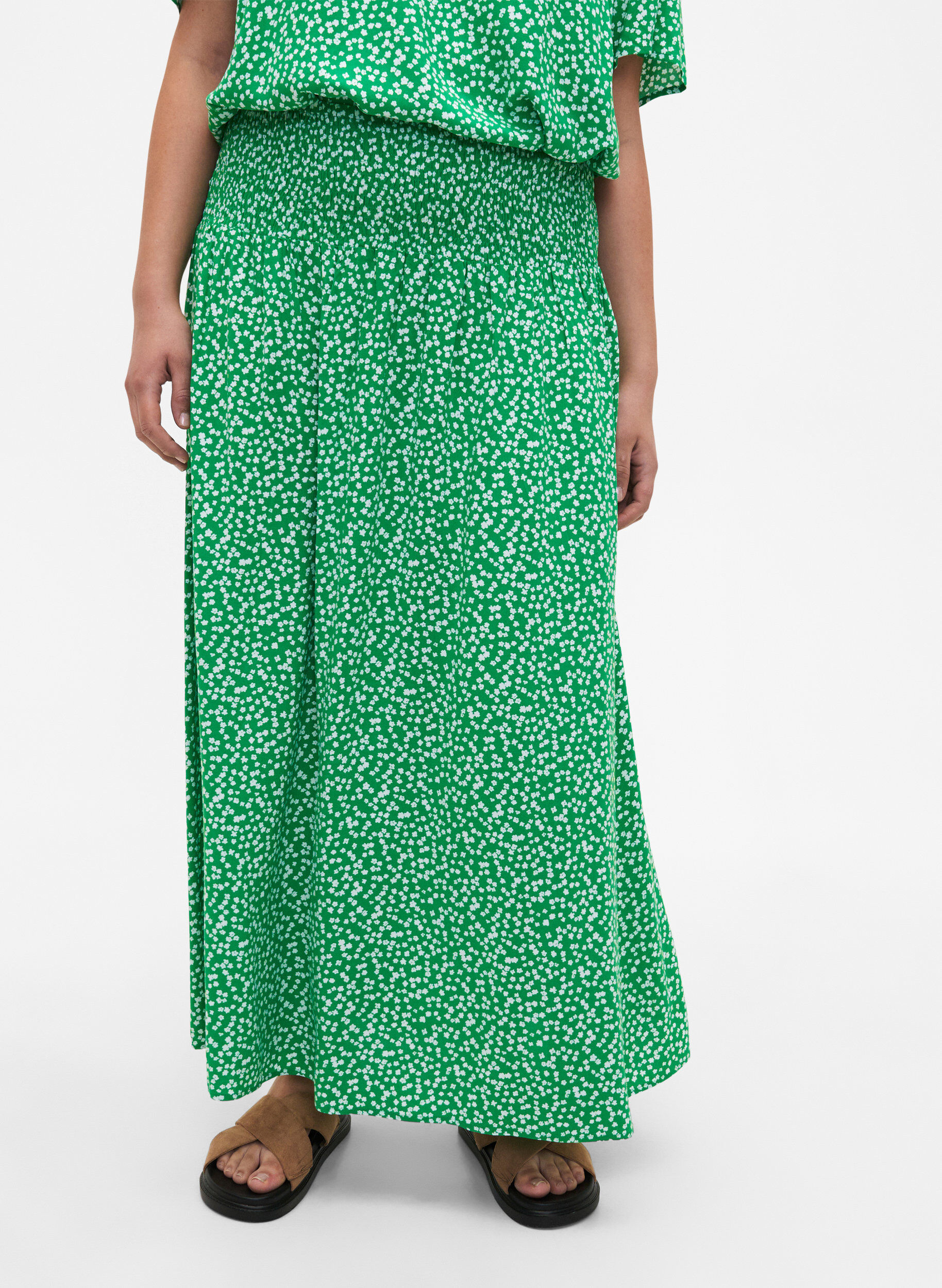 ZizziFLASH - Maxi rok in viscose met smokwerk, Groen, Model image number 3