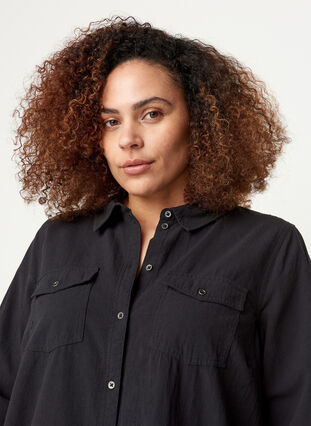 Chemise longue en coton avec poches à la poitrine, Black, Model image number 2