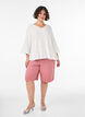 Blouse textur&eacute;e avec col V et volants, Vanille, Model image number 1