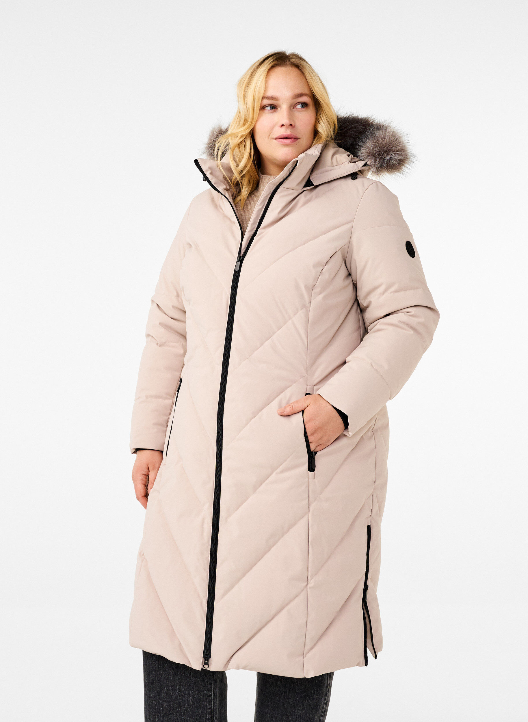 Lange winterjas met haaksluitingen en een nep bontkraag, Beige, Model