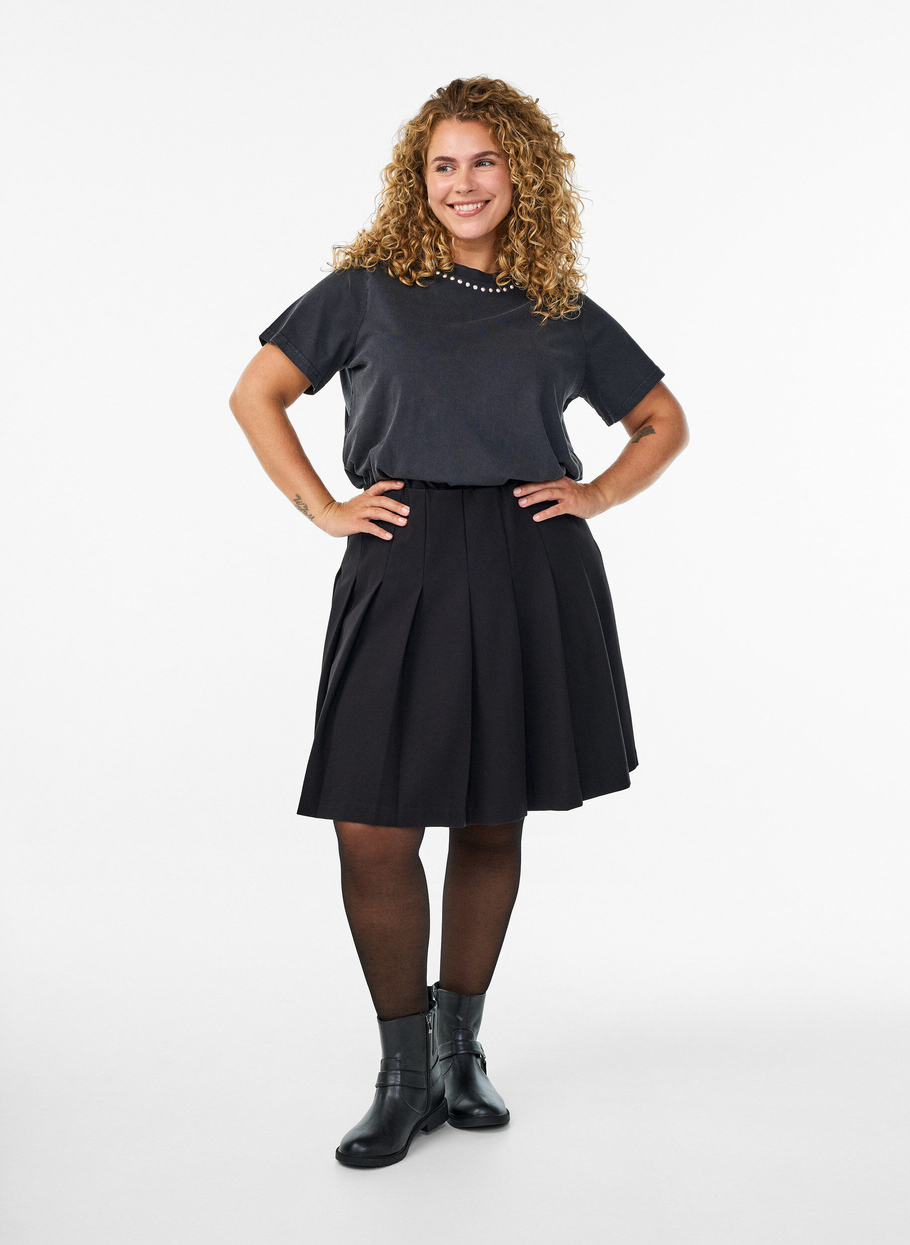 ZizziJupe courte pliss&eacute;e &agrave; taille &eacute;lastique, Noir, Model image number 1