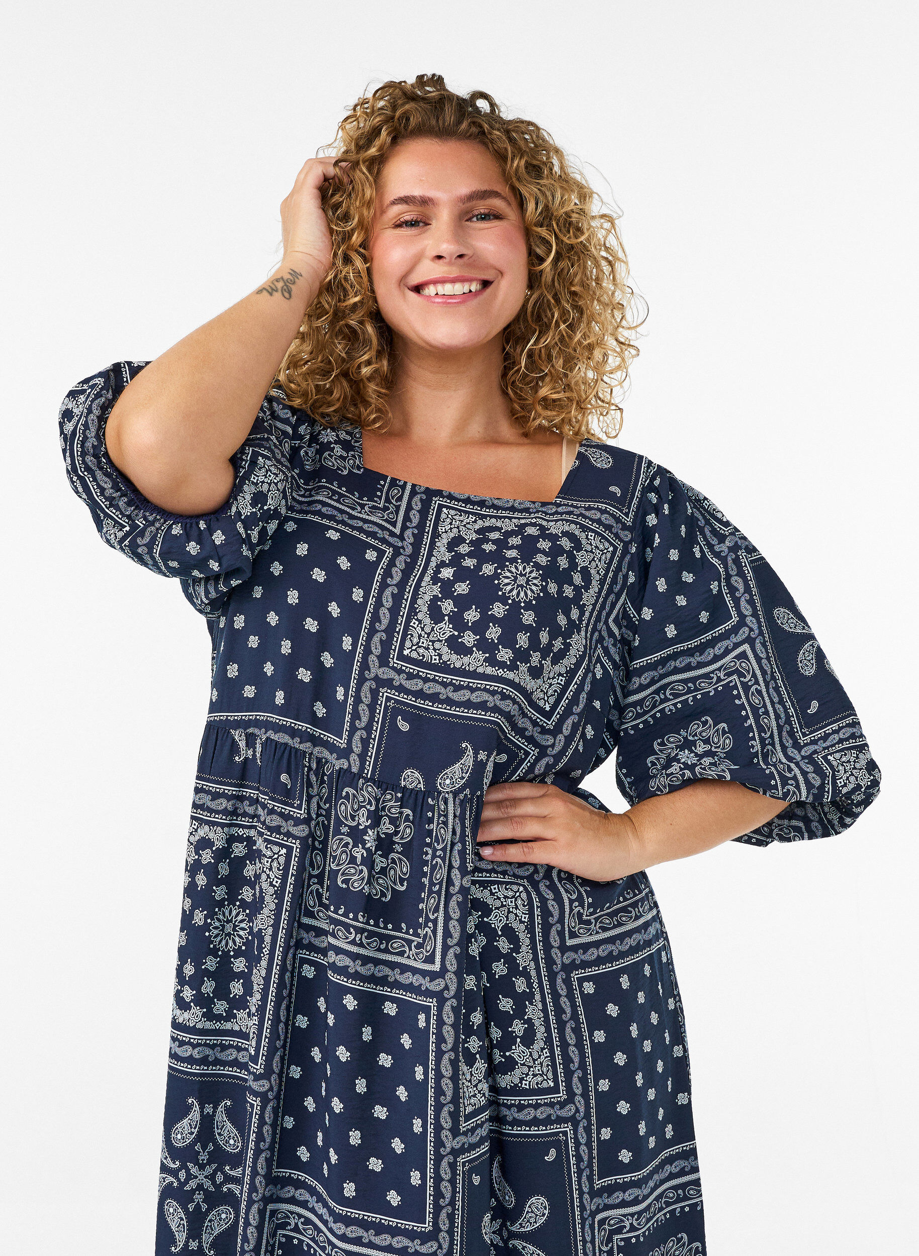 ZizziRobe longue en viscose avec un imprim&eacute; cachemire et des manches courtes, Bleu, Model image number 2