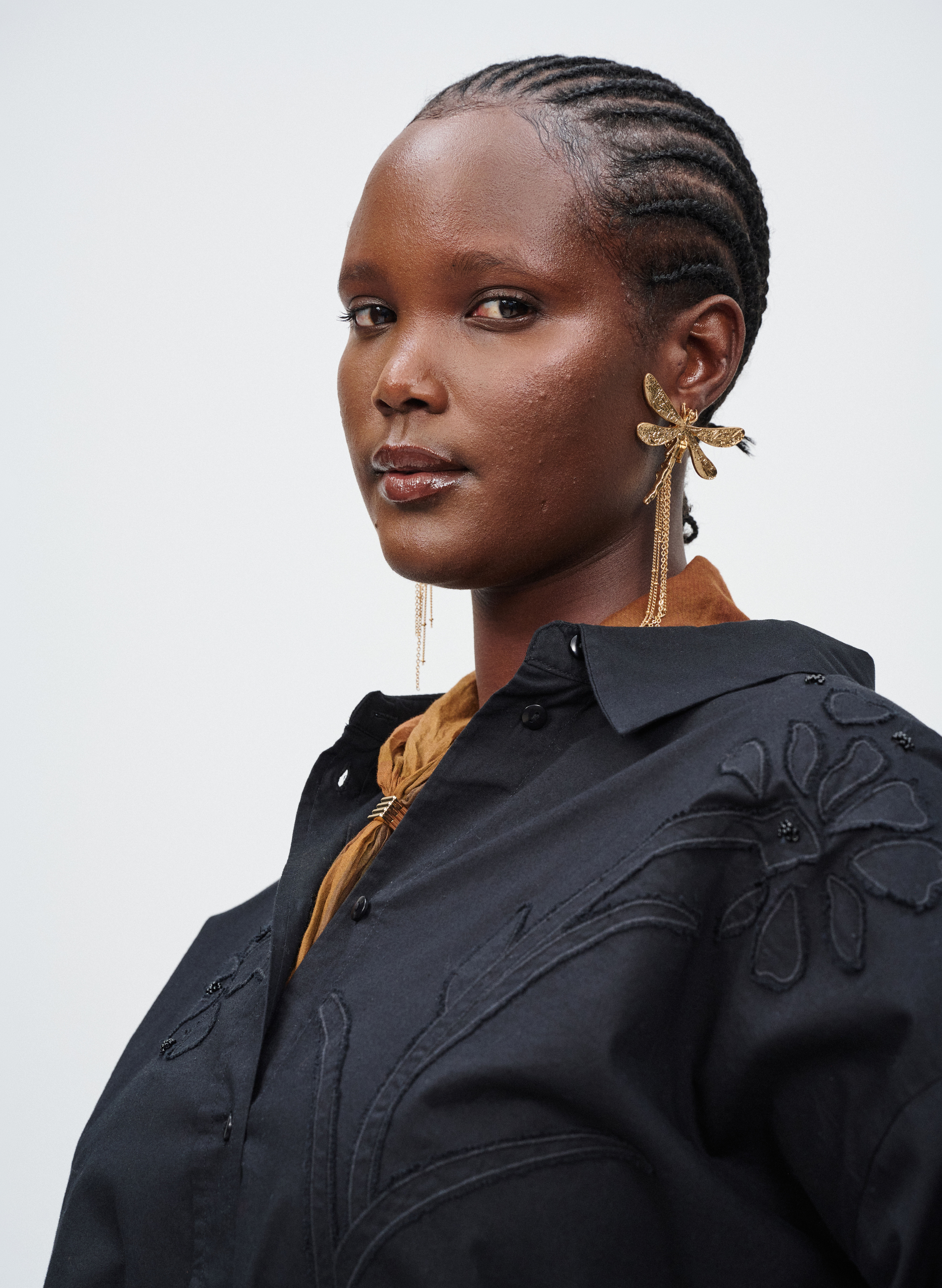 Zizzi Chemise noire avec broderie florale, , Model