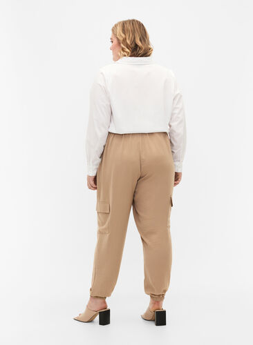 Pantalon cargo de couleur unie avec de grandes poches, Nomad, Model image number 1