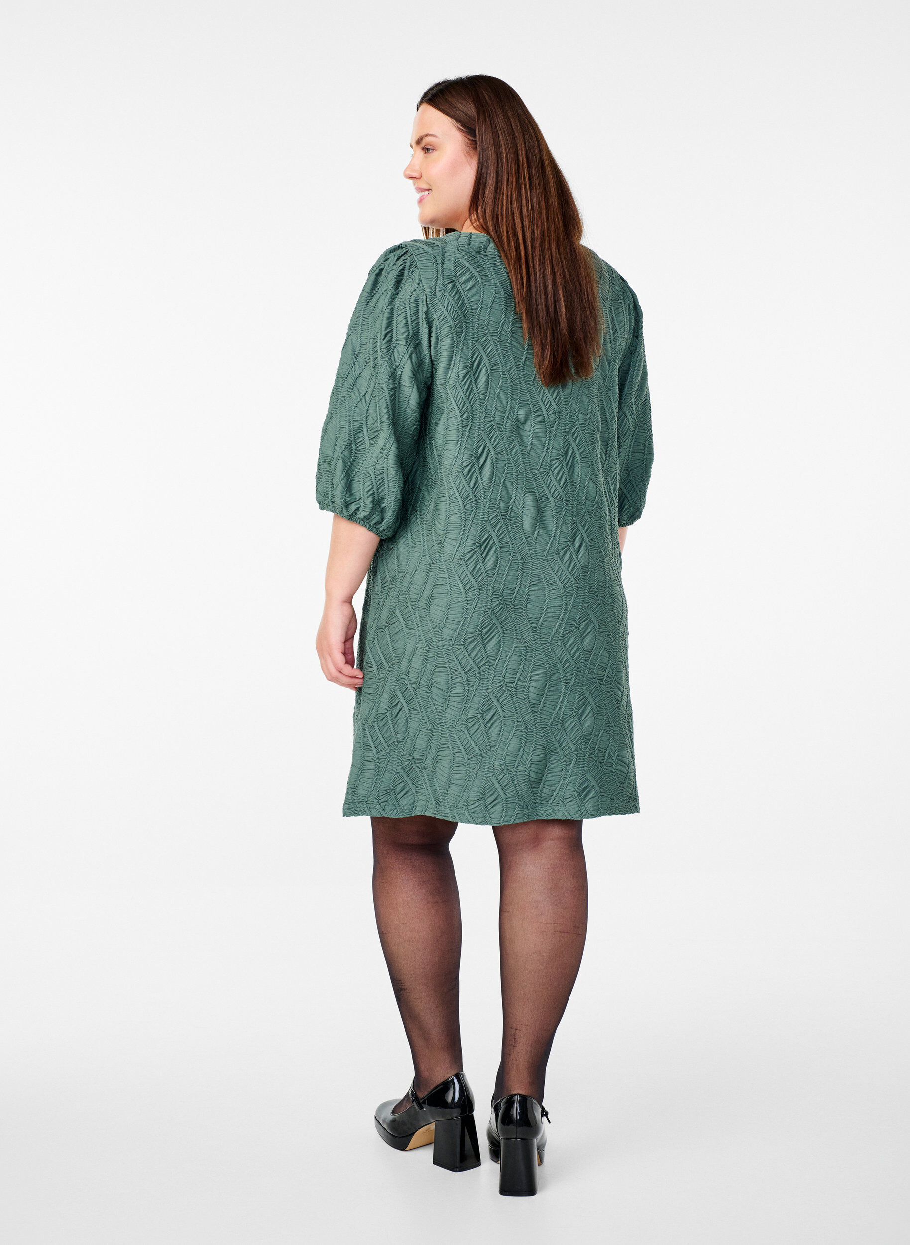Zizzi Robe courte avec texture et manches 3/4, Vert, Model image number 2