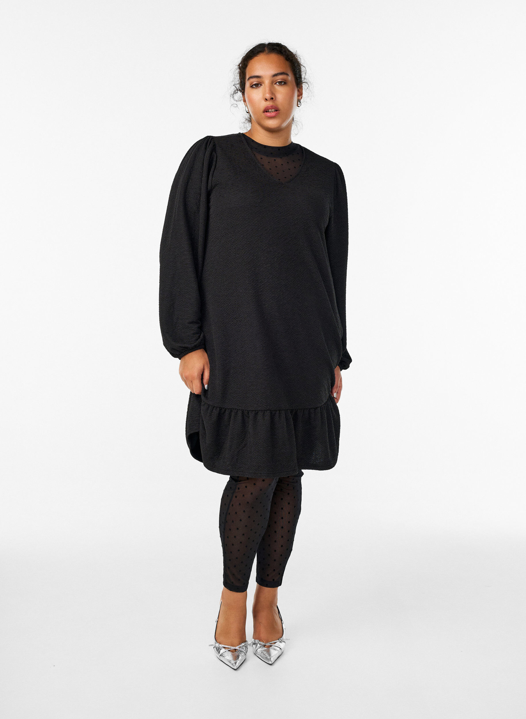 Zizzi Robe courte textur&eacute;e avec un ourlet &agrave; volants, Noir, Model image number 1