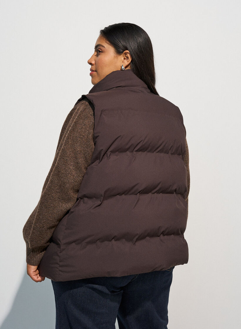 Doudoune sans manches courte avec col montant, Marron, Model image number 2