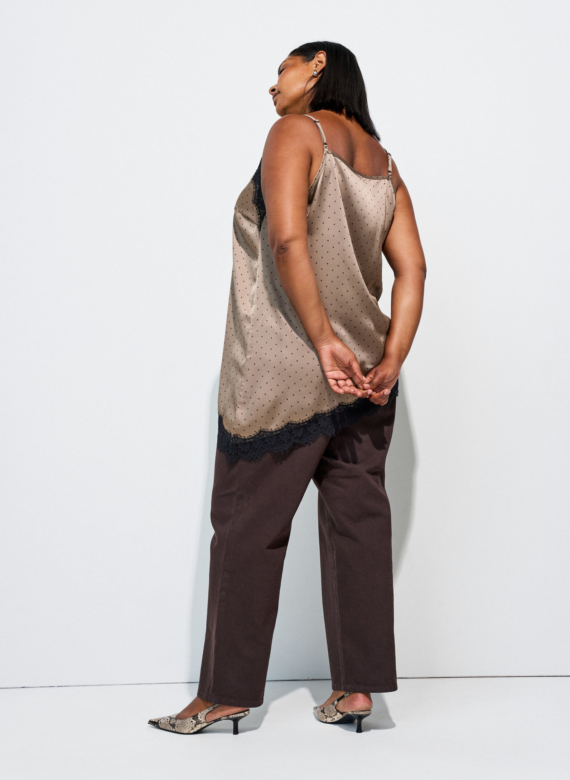 ZizziTop &agrave; fines bretelles avec dentelle et ourlet asym&eacute;trique, Beige, Model image number 2