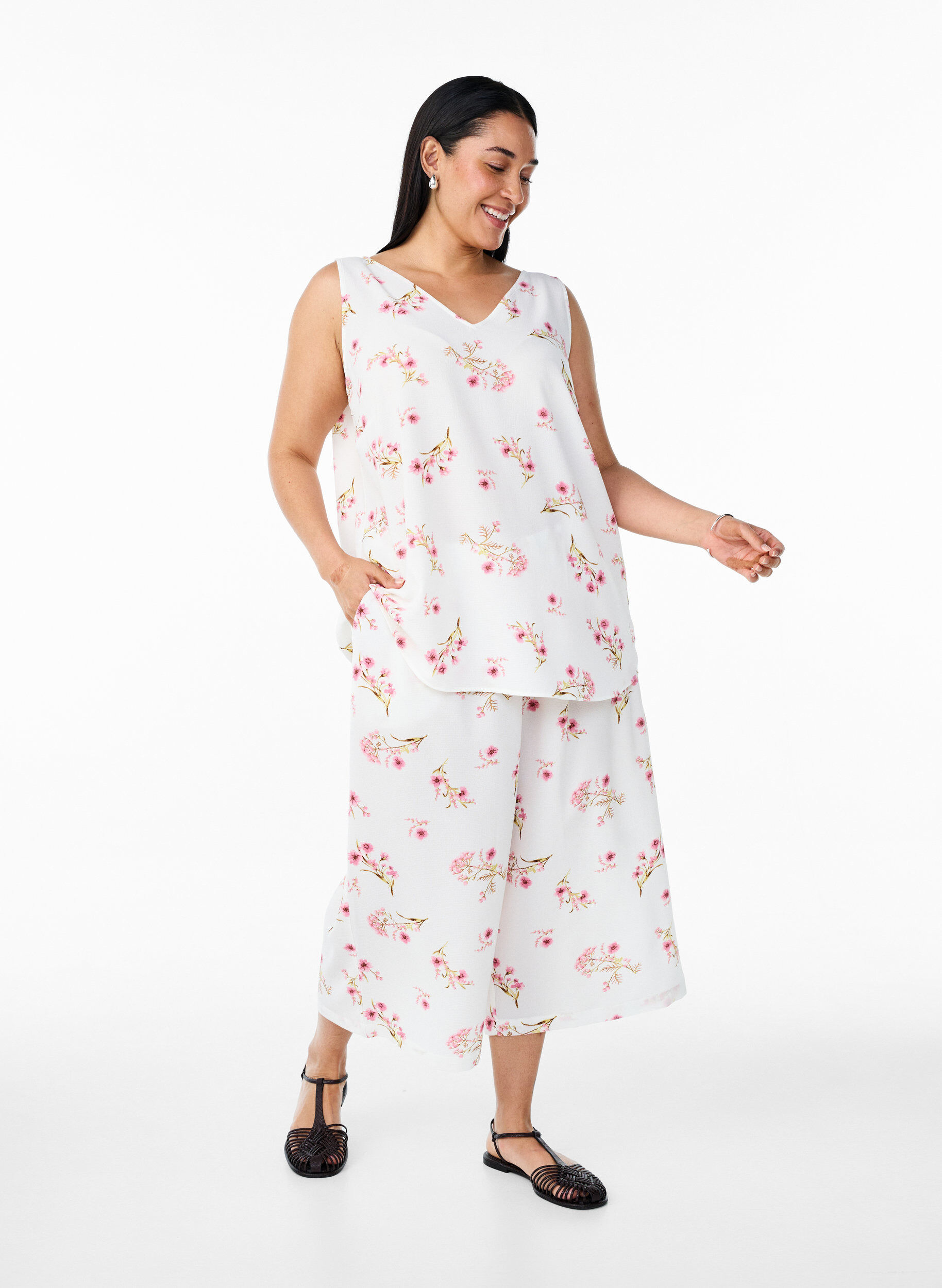 Zizzi Haut imprim&eacute; avec col en V, Blanc, Model image number 1