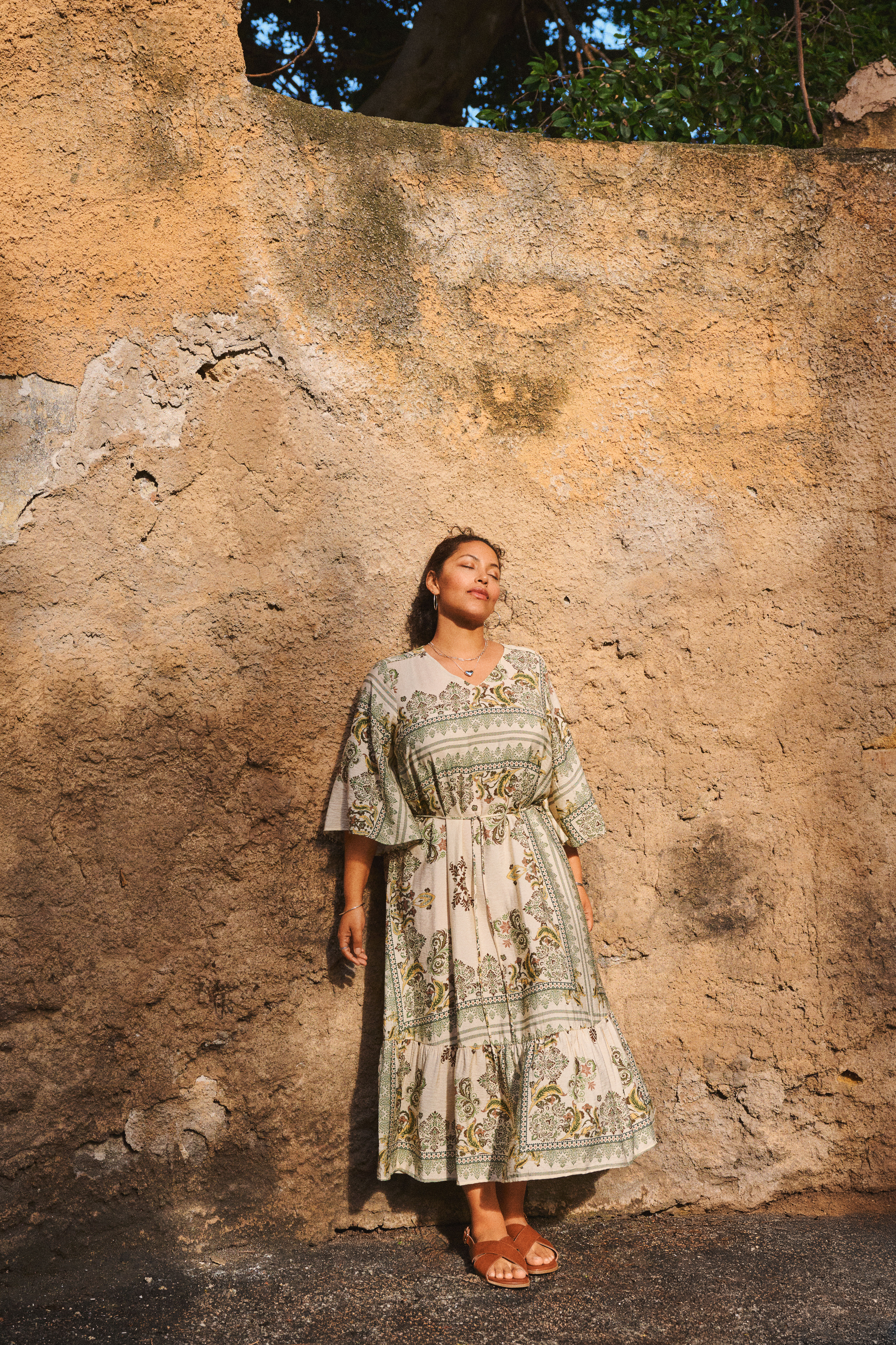 Zizzi Robe &agrave; motif dans des tons de vert, , Model