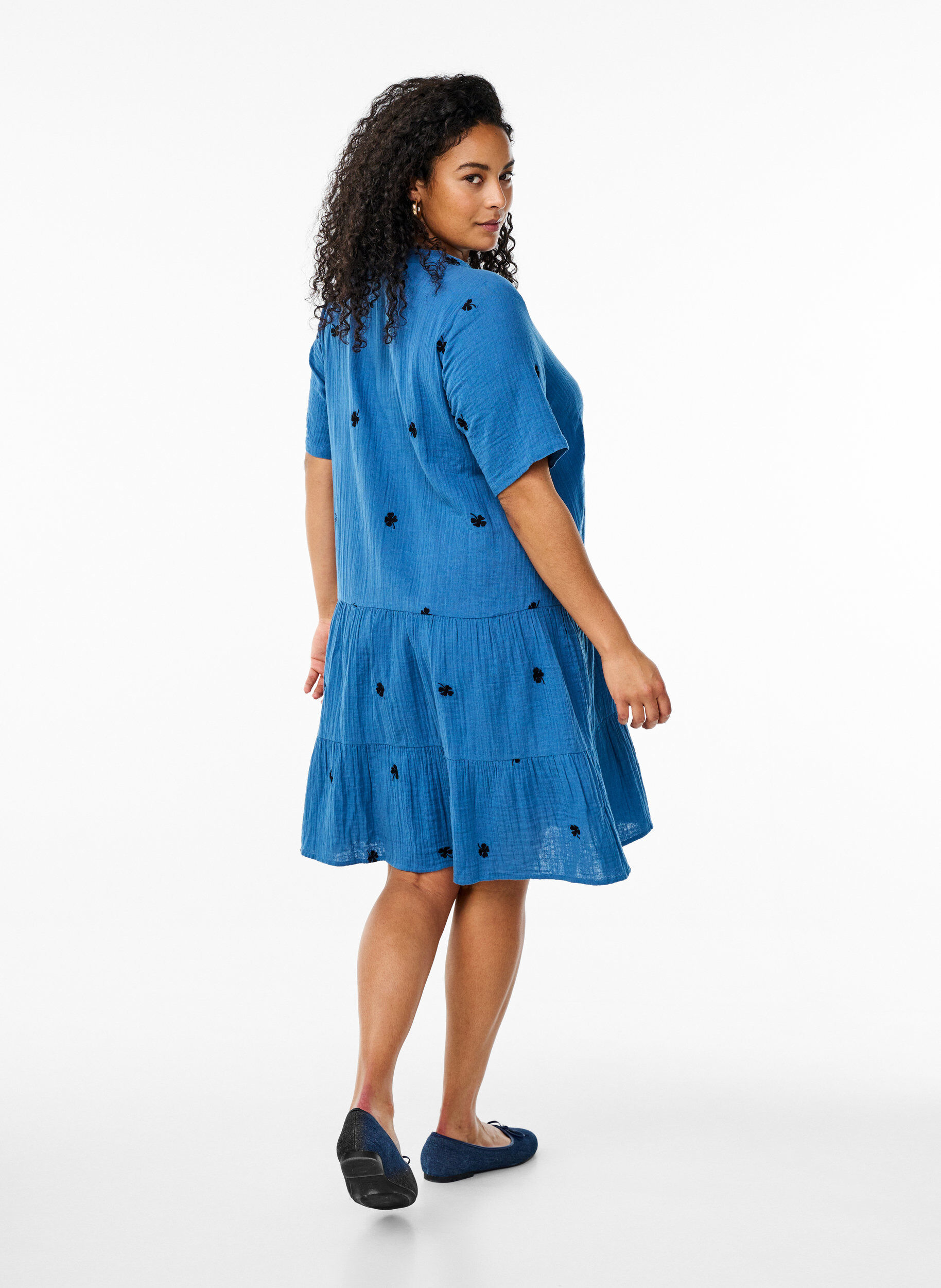 Zizzi Robe courte en mousseline de coton avec motif, Bleu, Model image number 2