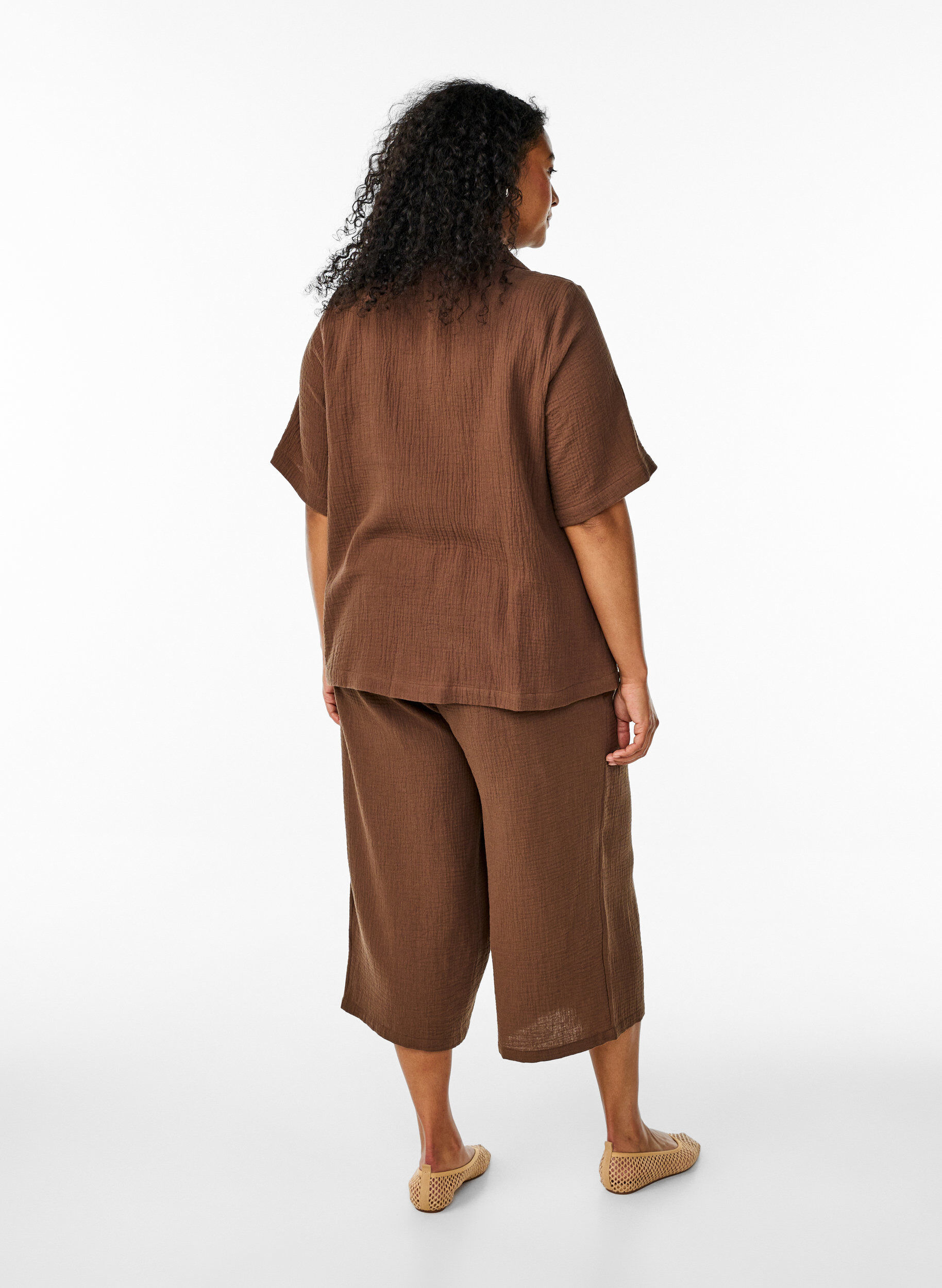 Zizzi Pantalon culotte en mousseline de coton avec taille haute, Marron, Model image number 1