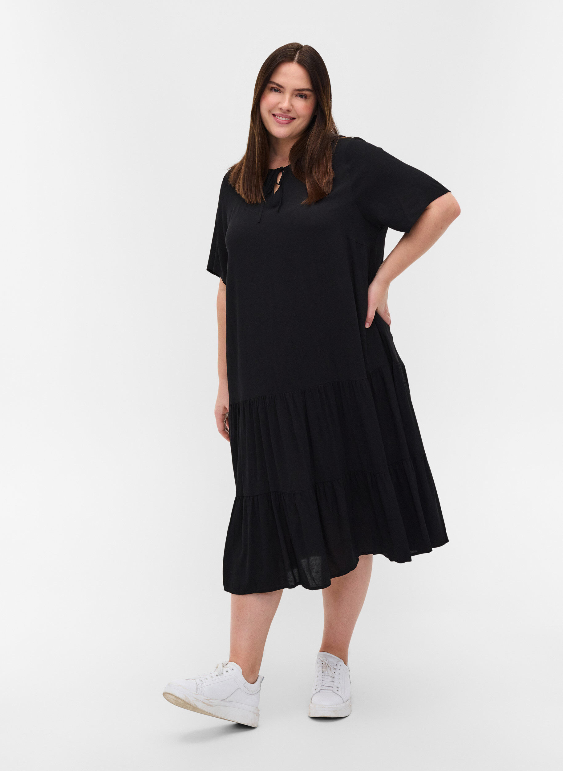 Zizzi Robe &agrave; manches courtes en viscose, Black, Model image number 2