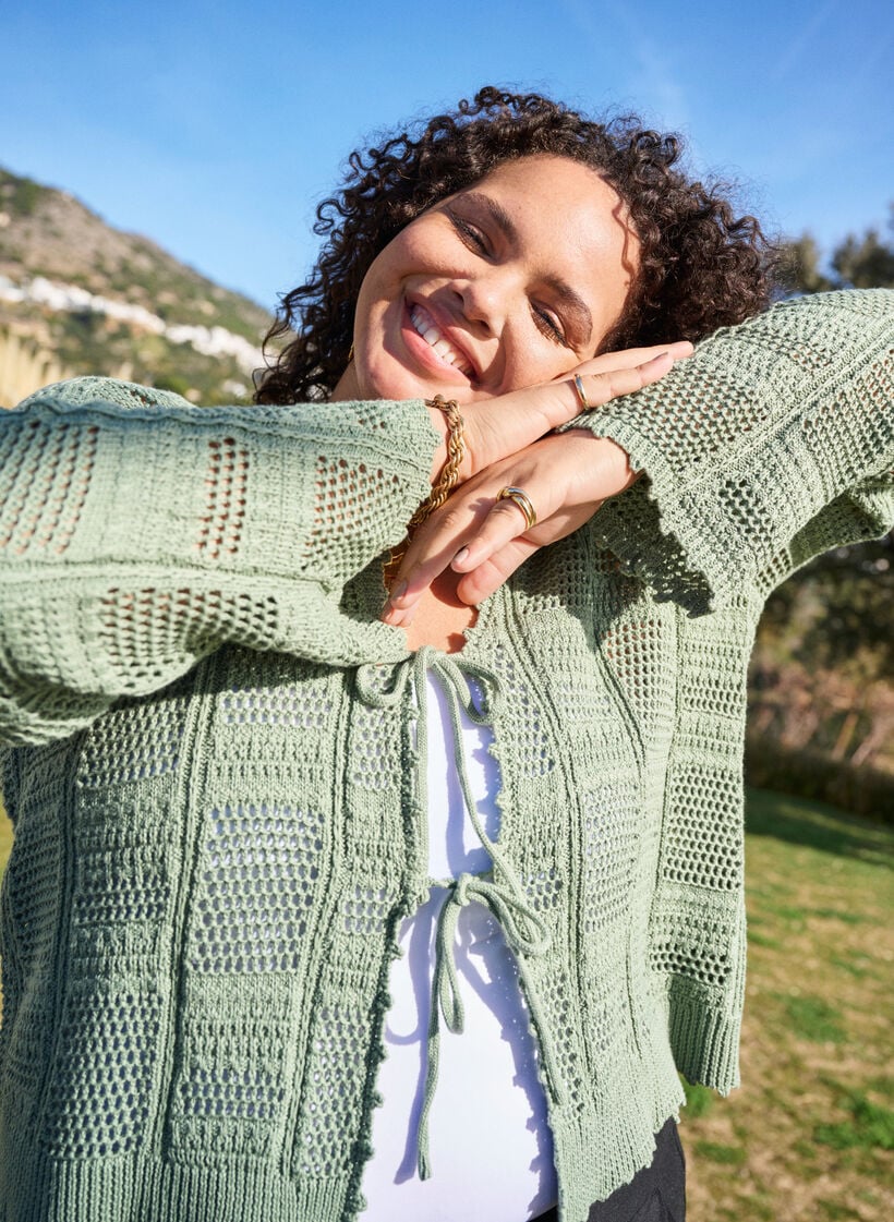 Gebreide cardigan met strikjes en een opengewerkt patroon, Groen, Image image number 0