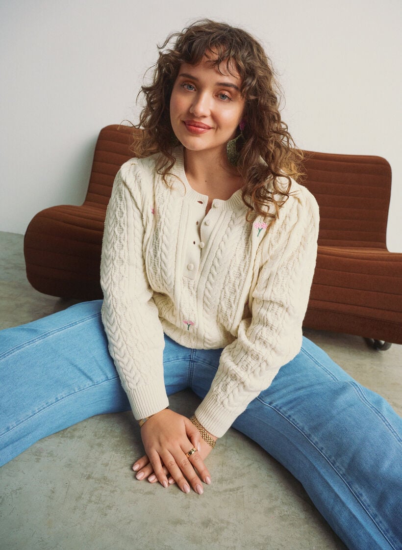 Blouse en maille avec motif torsad&eacute; et fleurs brod&eacute;es, Blanc, Image image number 0