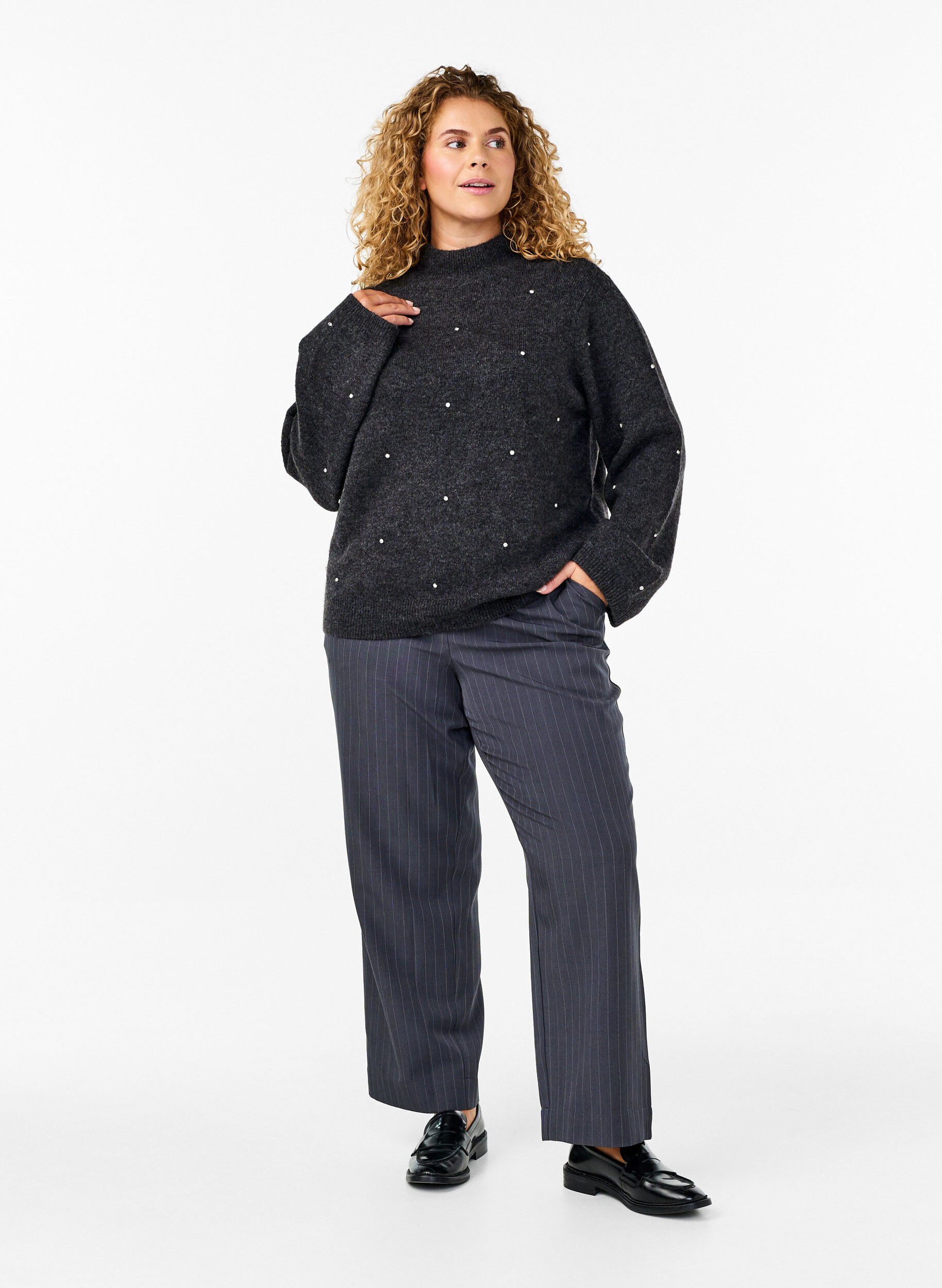 Zizzi Chemisier en maille avec des strass et un col montant, Dark Grey Melange, Model image number 2