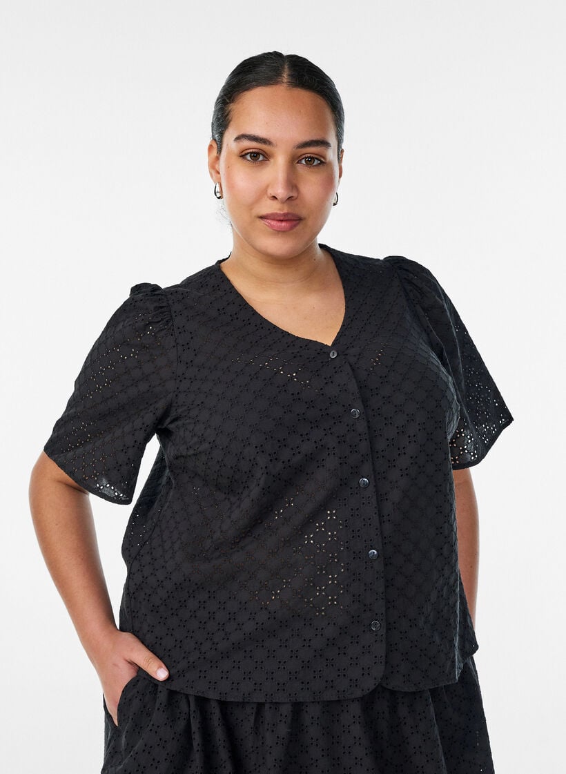 Blouse en broderie anglaise avec fermeture boutonn&eacute;e, Noir, Model image number 0
