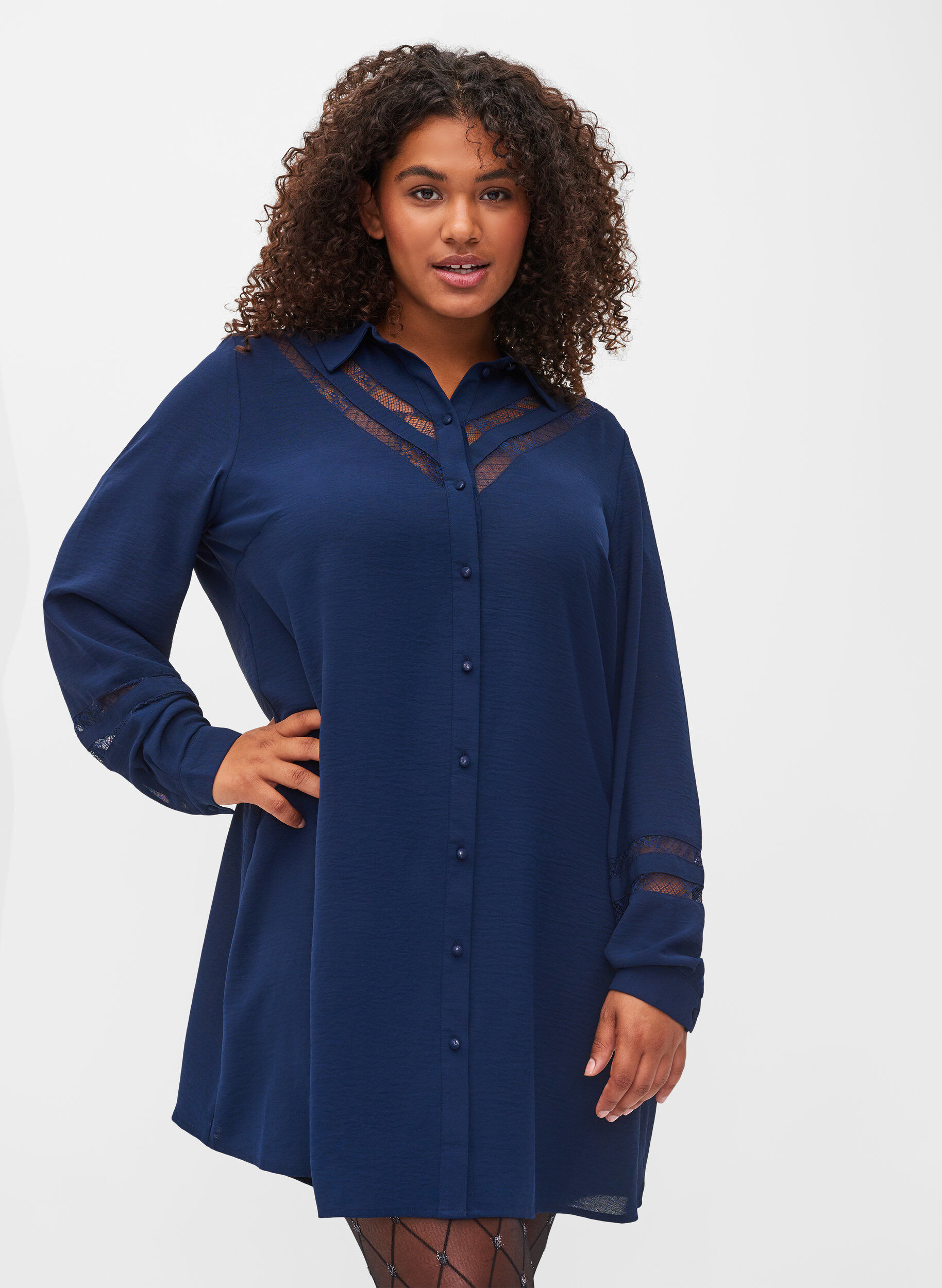 Zizzi Chemise longue avec d&eacute;tails en dentelle, Navy Blazer, Model image number 0
