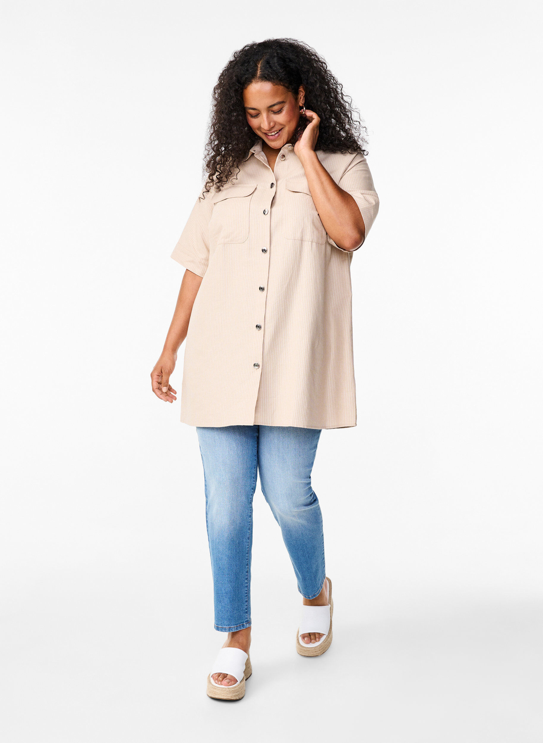Zizzi Tunique ray&eacute;e avec boutons et poches poitrine, Beige, Model image number 1
