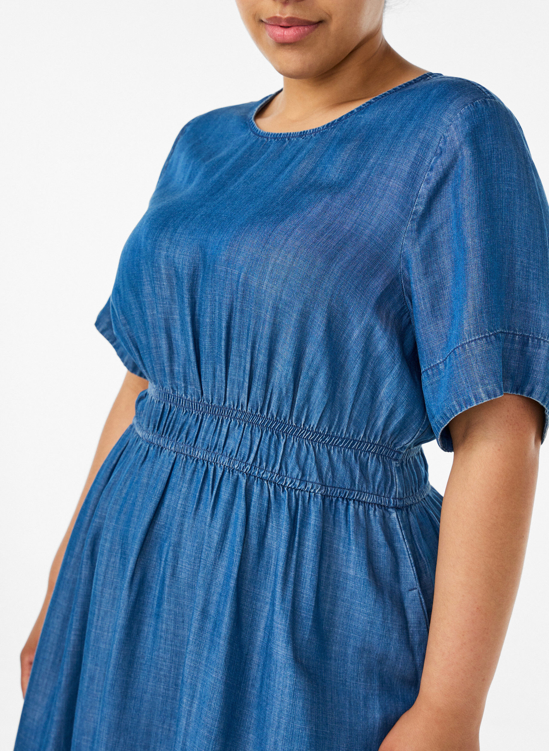 ZizziRobe midi aspect denim avec taille &eacute;lastique, Bleu, Model image number 2