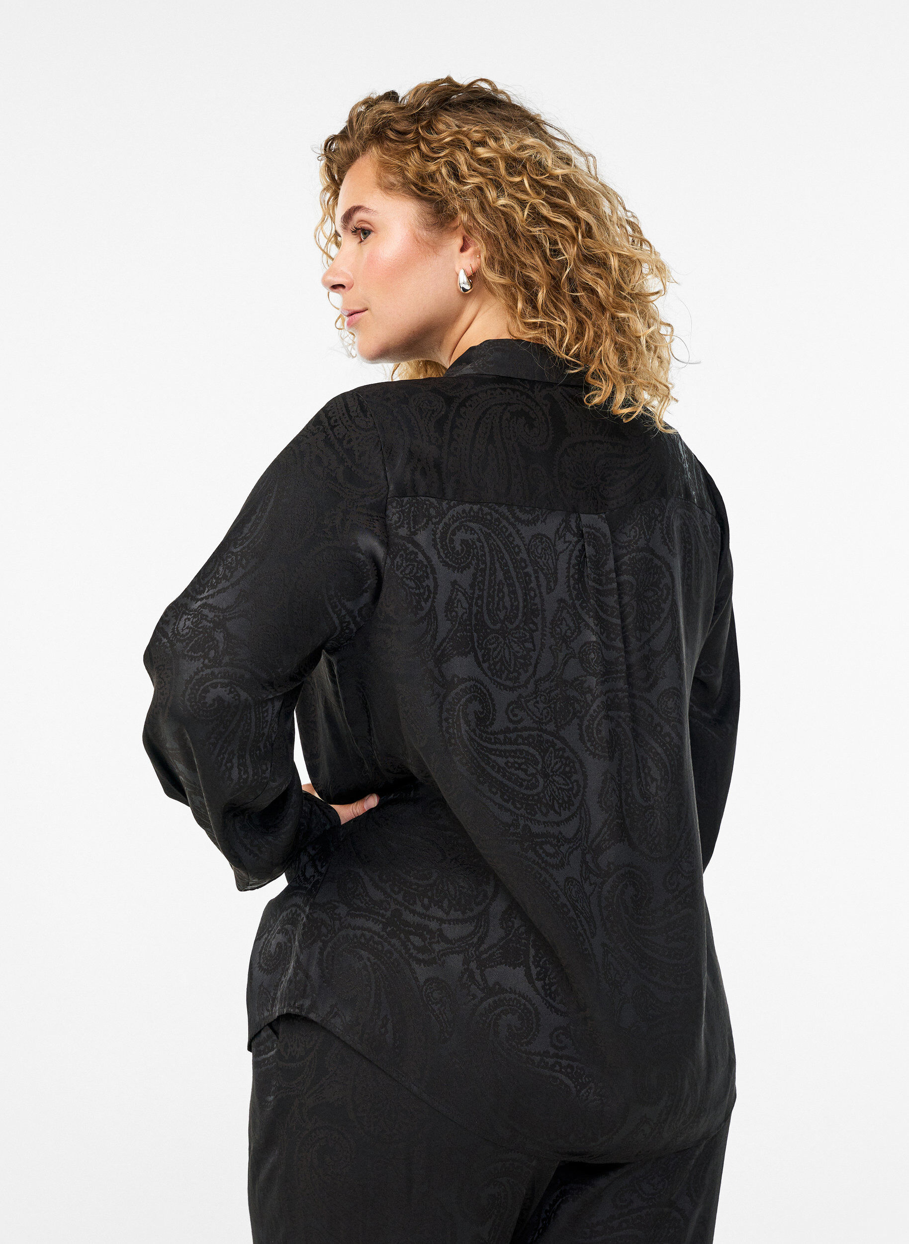 Zizzi Chemise &agrave; motif cachemire ton sur ton, Noir, Model image number 2