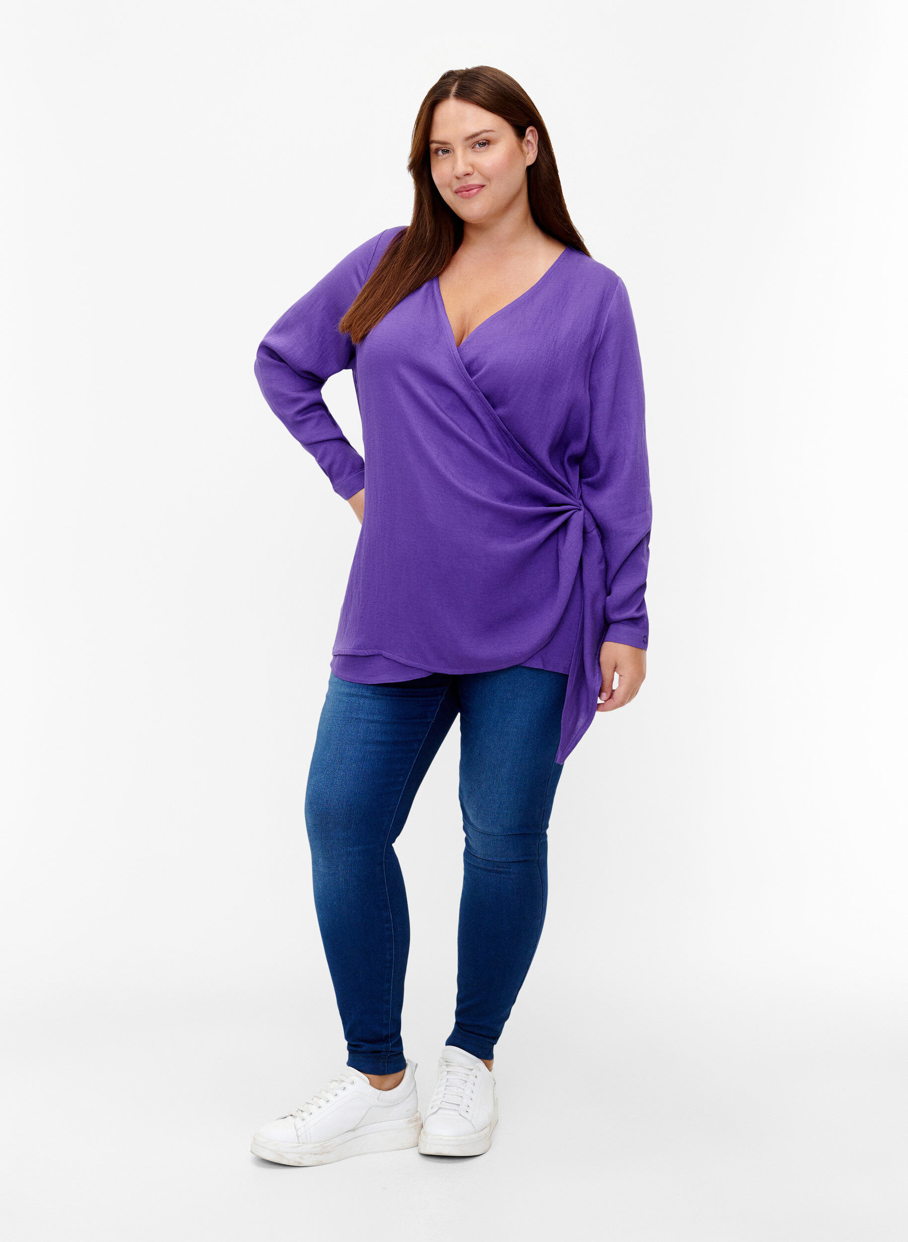 Zizzi Blouse &agrave; manches longues en viscose avec un aspect enveloppant, Prism Violet, Model image number 2