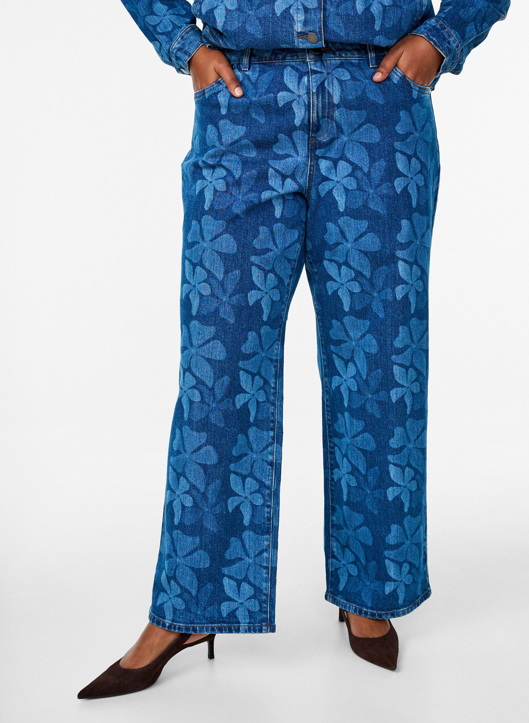 ZizziMyra jeans in bloemen denim met een Wide fit, Blauw, Model image number 2