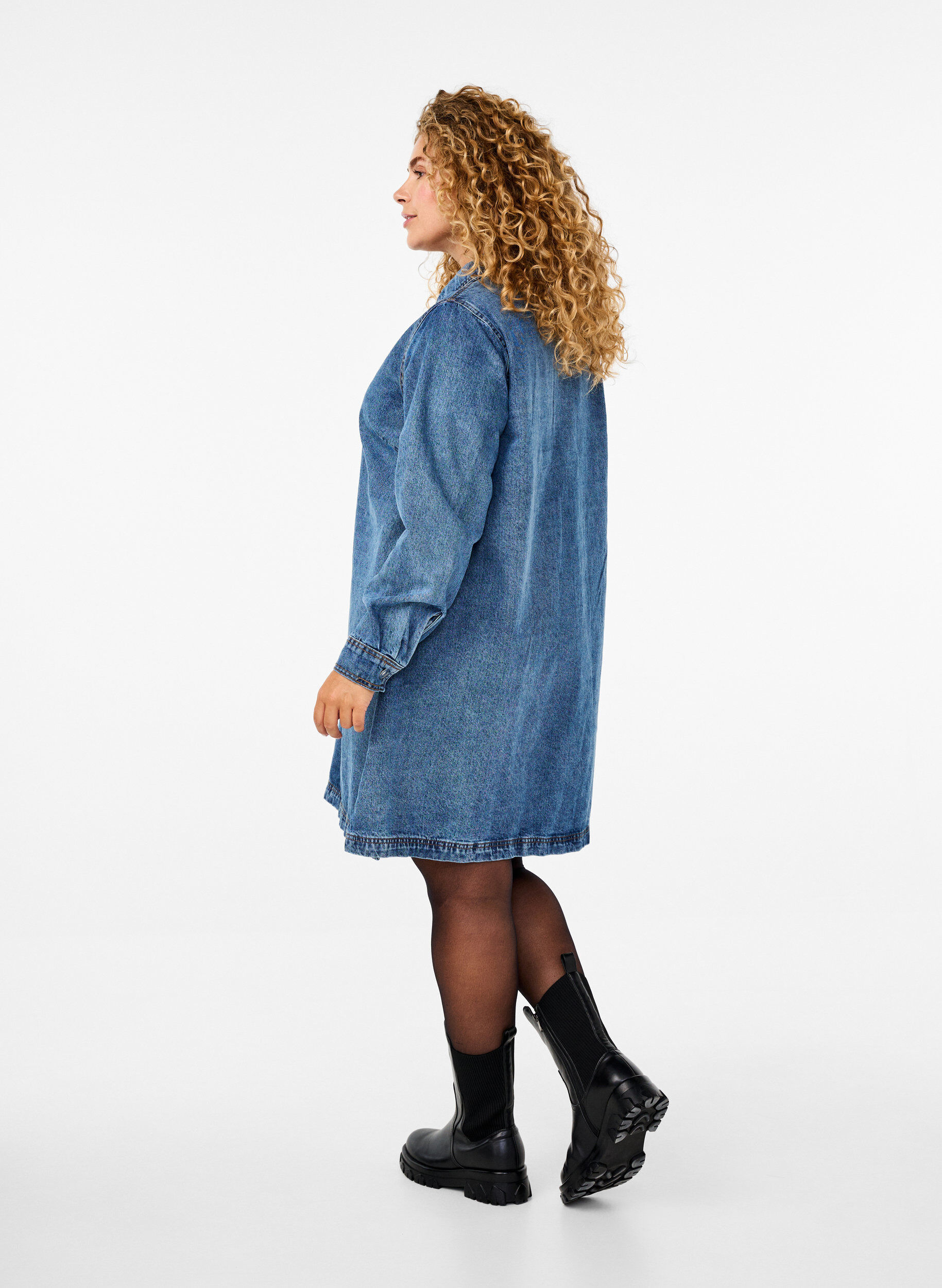Zizzi Robe courte en denim, manches longues, forme trap&egrave;ze, Blue Denim, Model image number 1