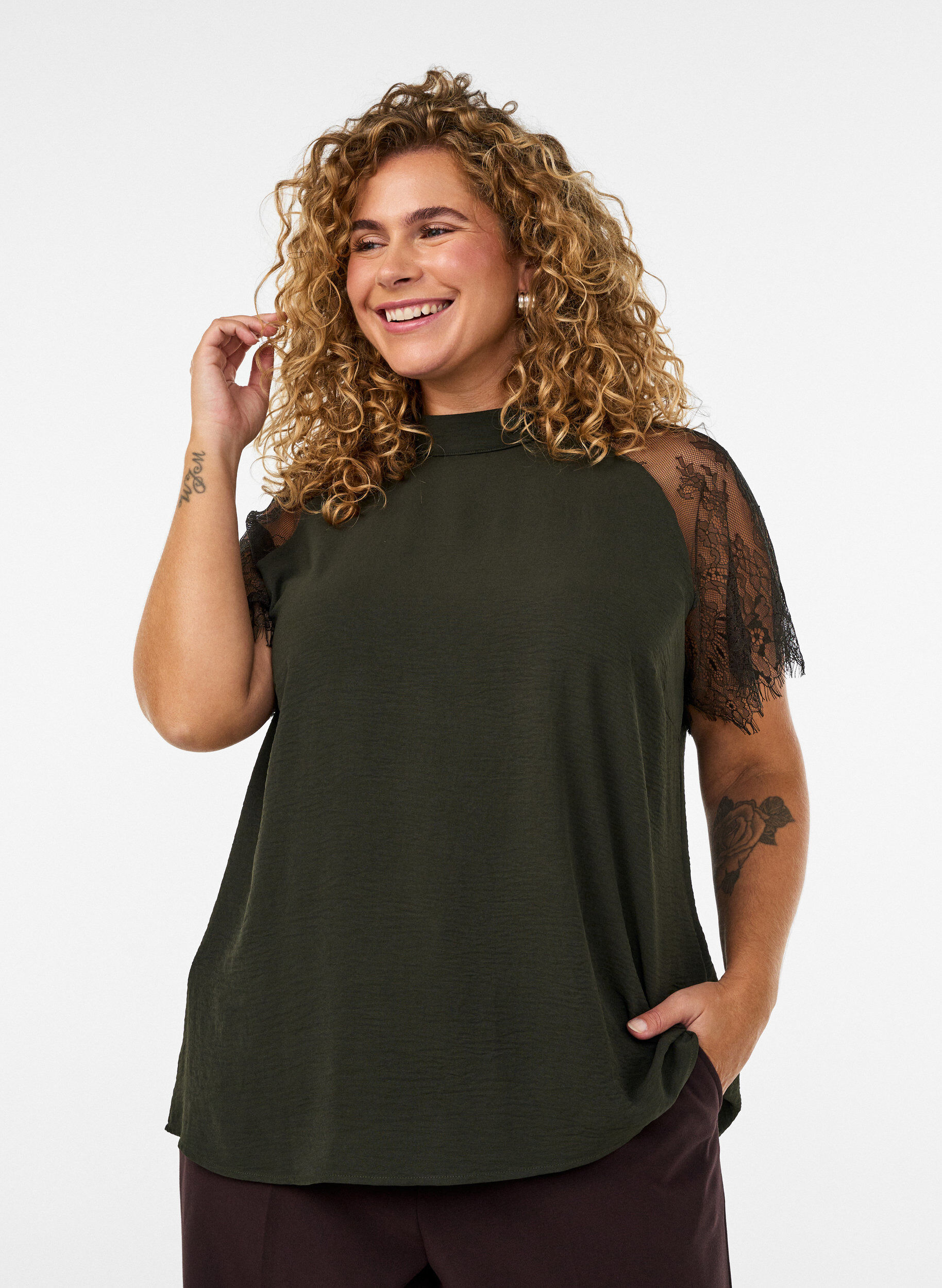 Blouse &agrave; col montant avec manches courtes en dentelle, Vert fonc&eacute;, Model