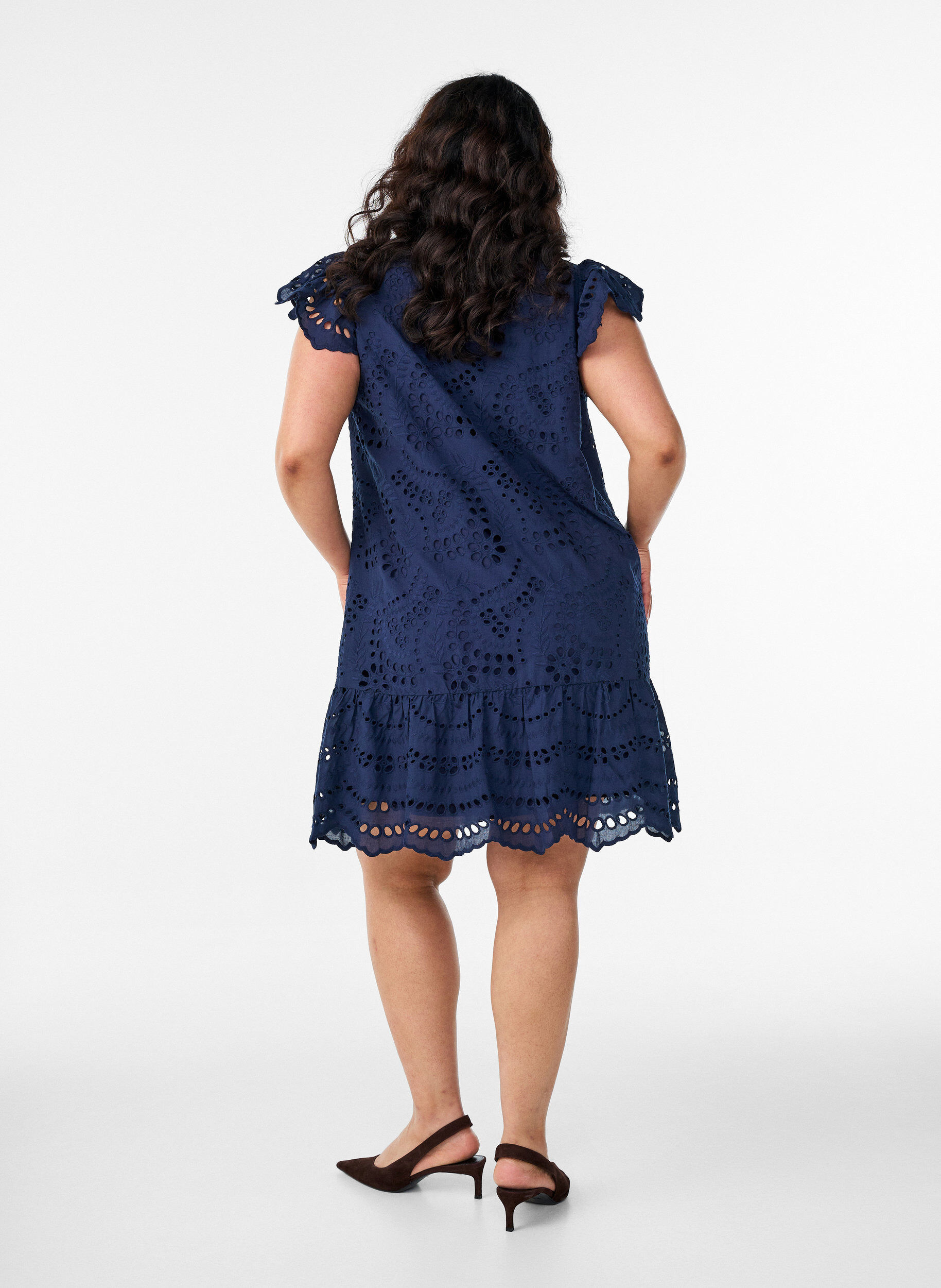 Zizzi Robe en broderie anglaise avec manches &agrave; volants, Bleu, Model image number 2