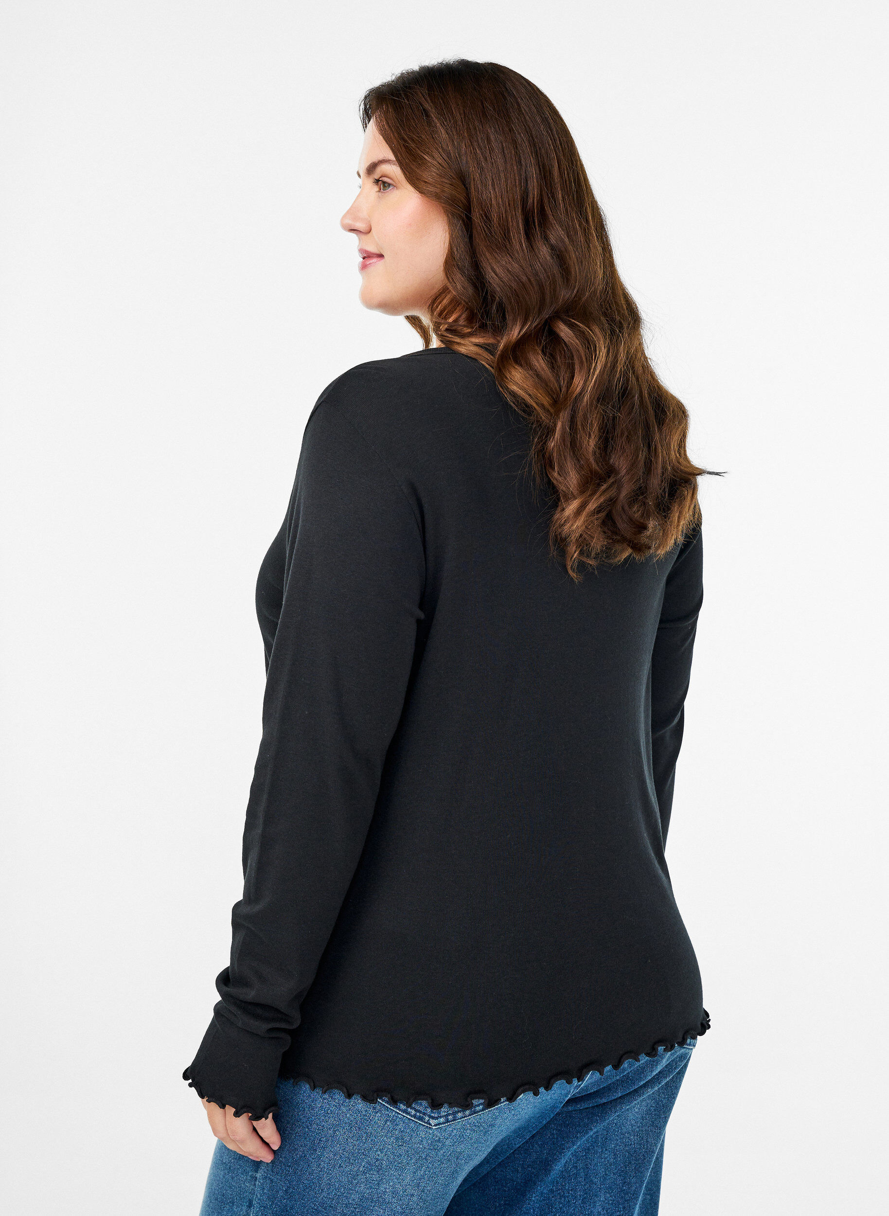 Zizzi Blouse en jersey avec boutons et bords ondul&eacute;s, Noir, Model image number 2