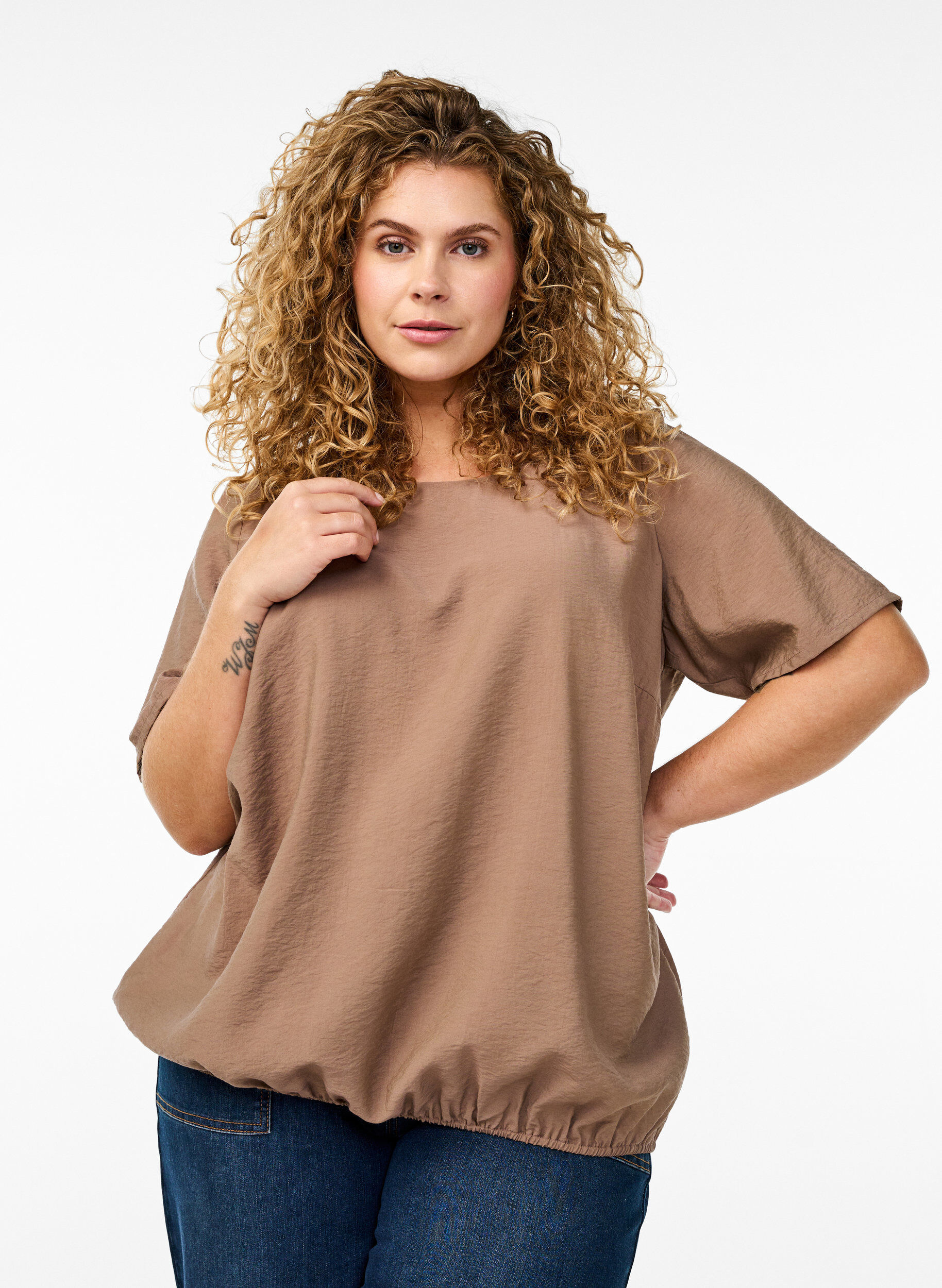 Blouse &agrave; manches courtes avec ourlet &eacute;lastique, Marron, Model