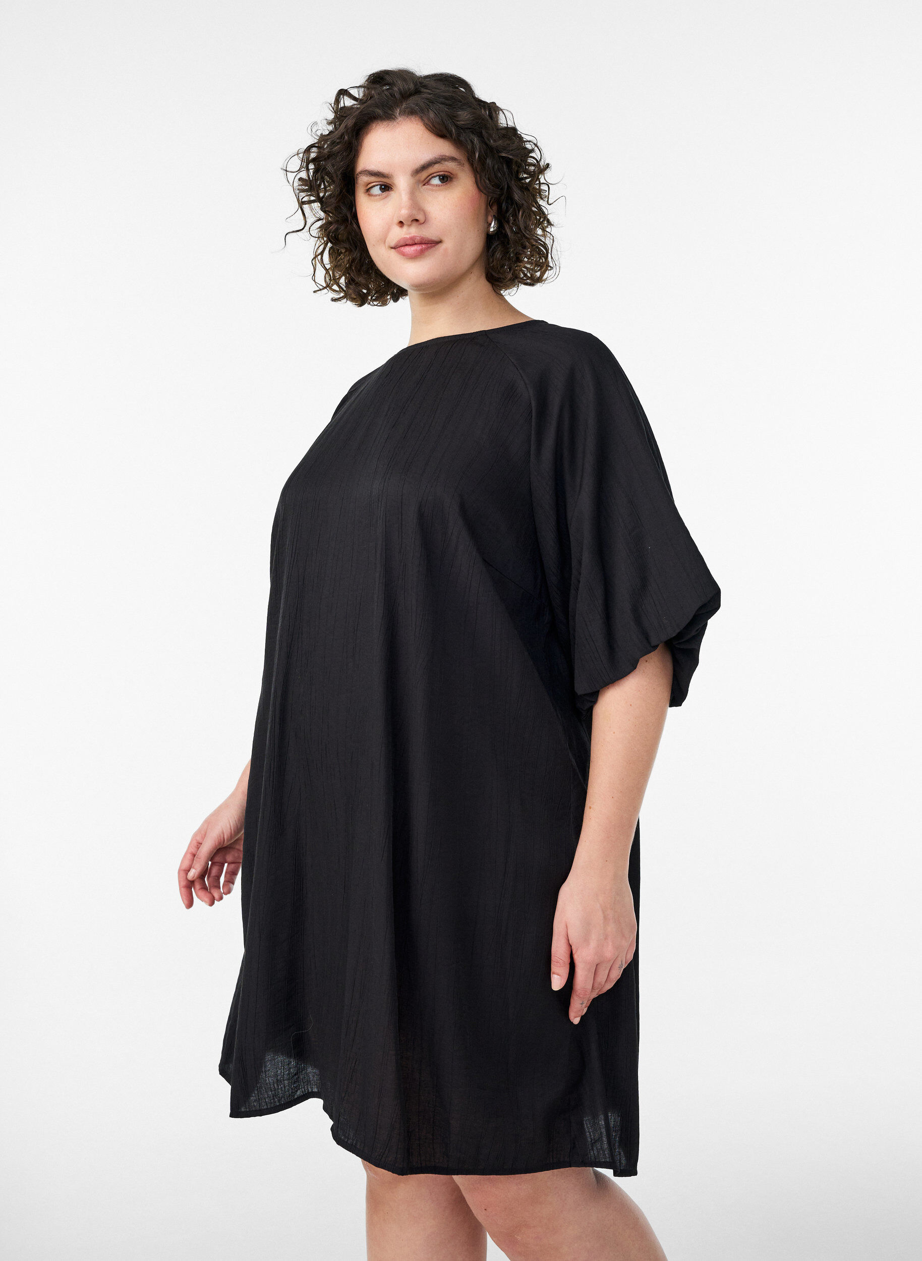 Zizzi Robe courte en viscose avec manches ballon, Noir, Model image number 1