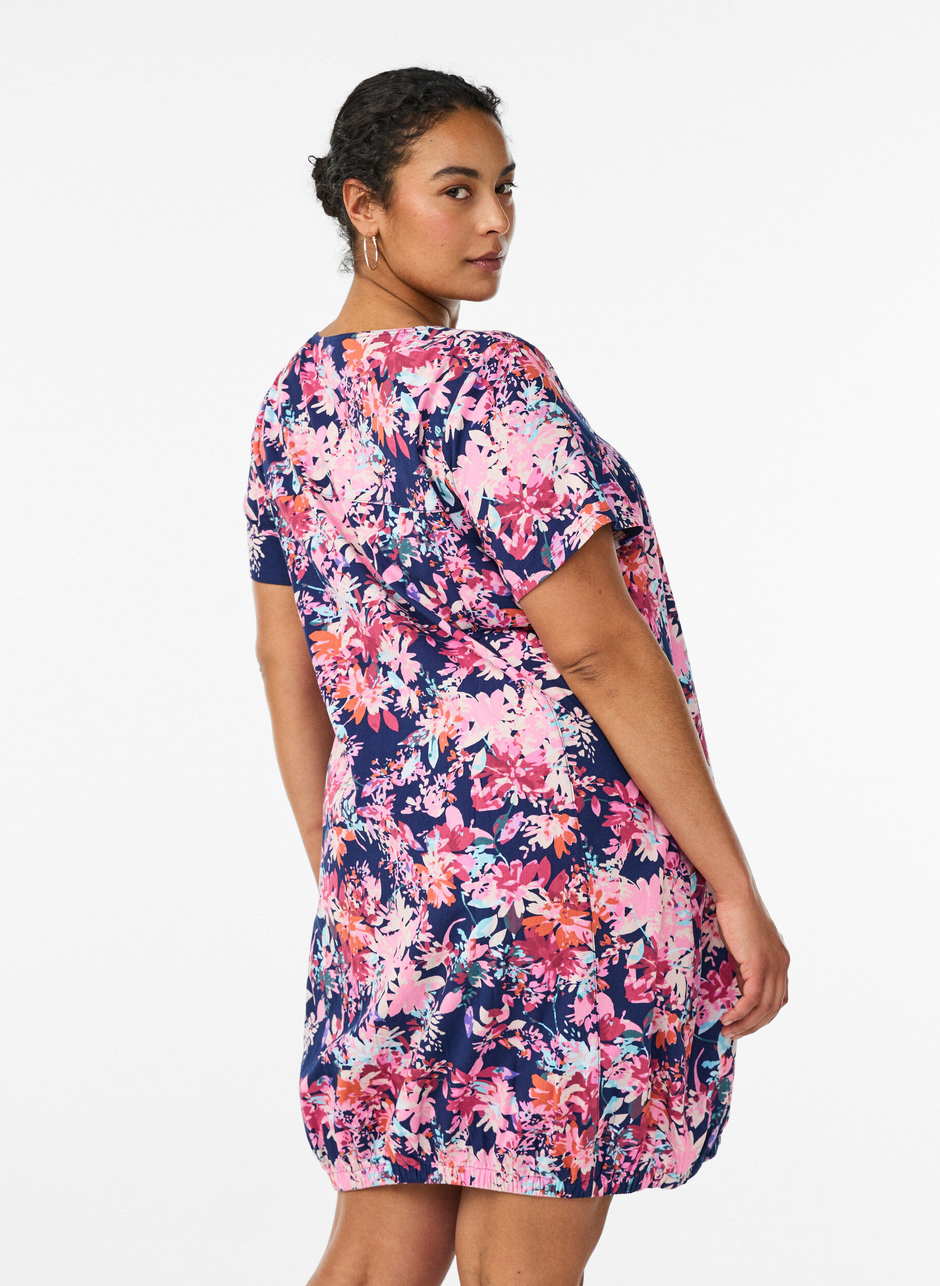 Zizzi Robe en coton &agrave; manches courtes avec imprim&eacute;, Bleu, Model image number 2