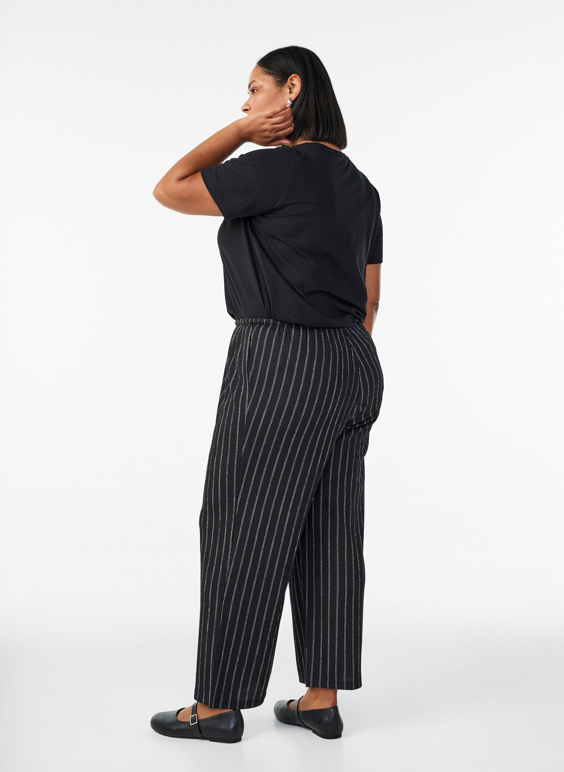 Zizzi Pantalon large en tissu l&eacute;ger et textur&eacute;, Noir, Model image number 2