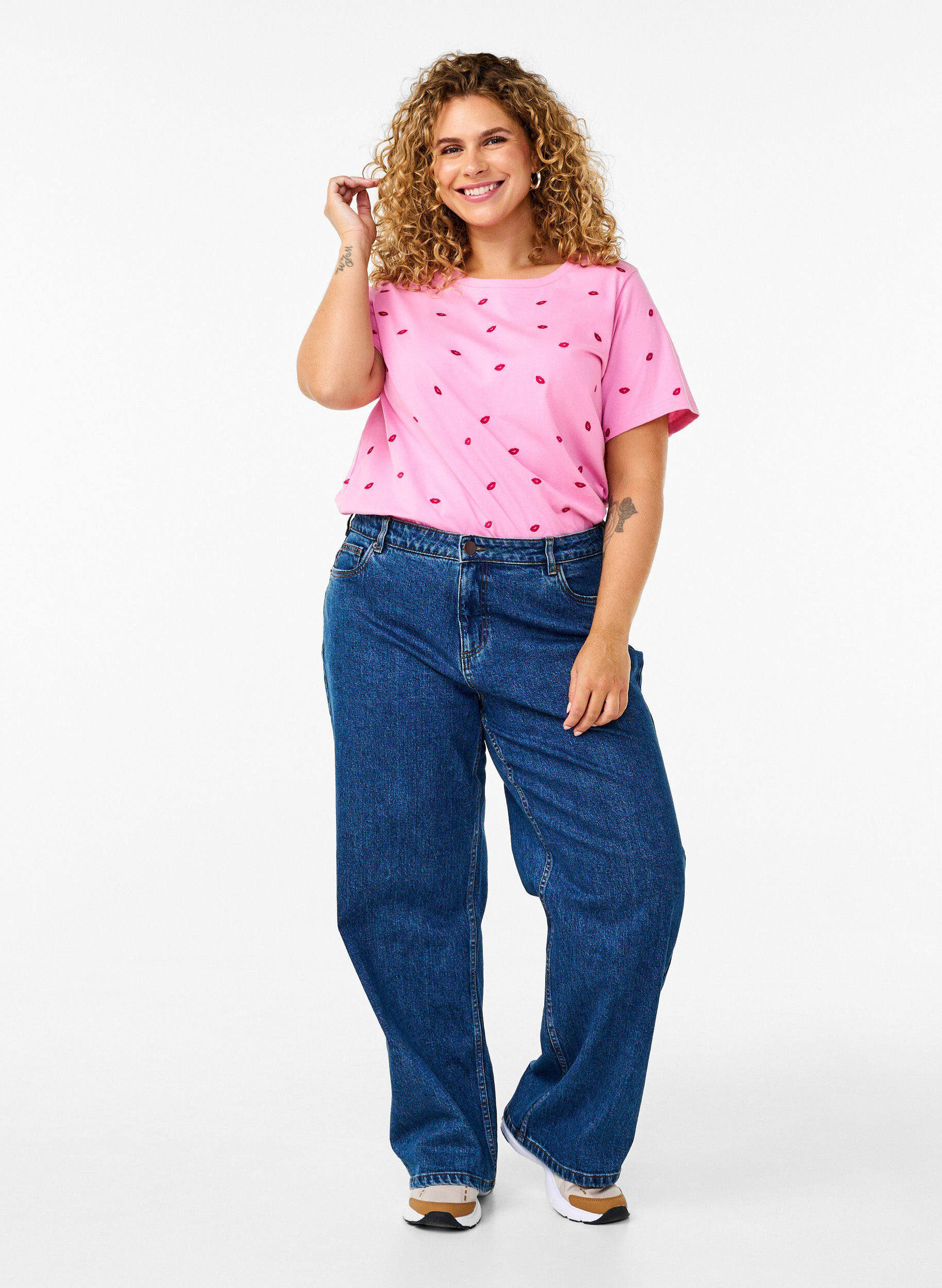 Zizzi T-shirt en coton biologique avec motif de l&egrave;vres brod&eacute;, Rose Bl. Lips Emb. , Model image number 2